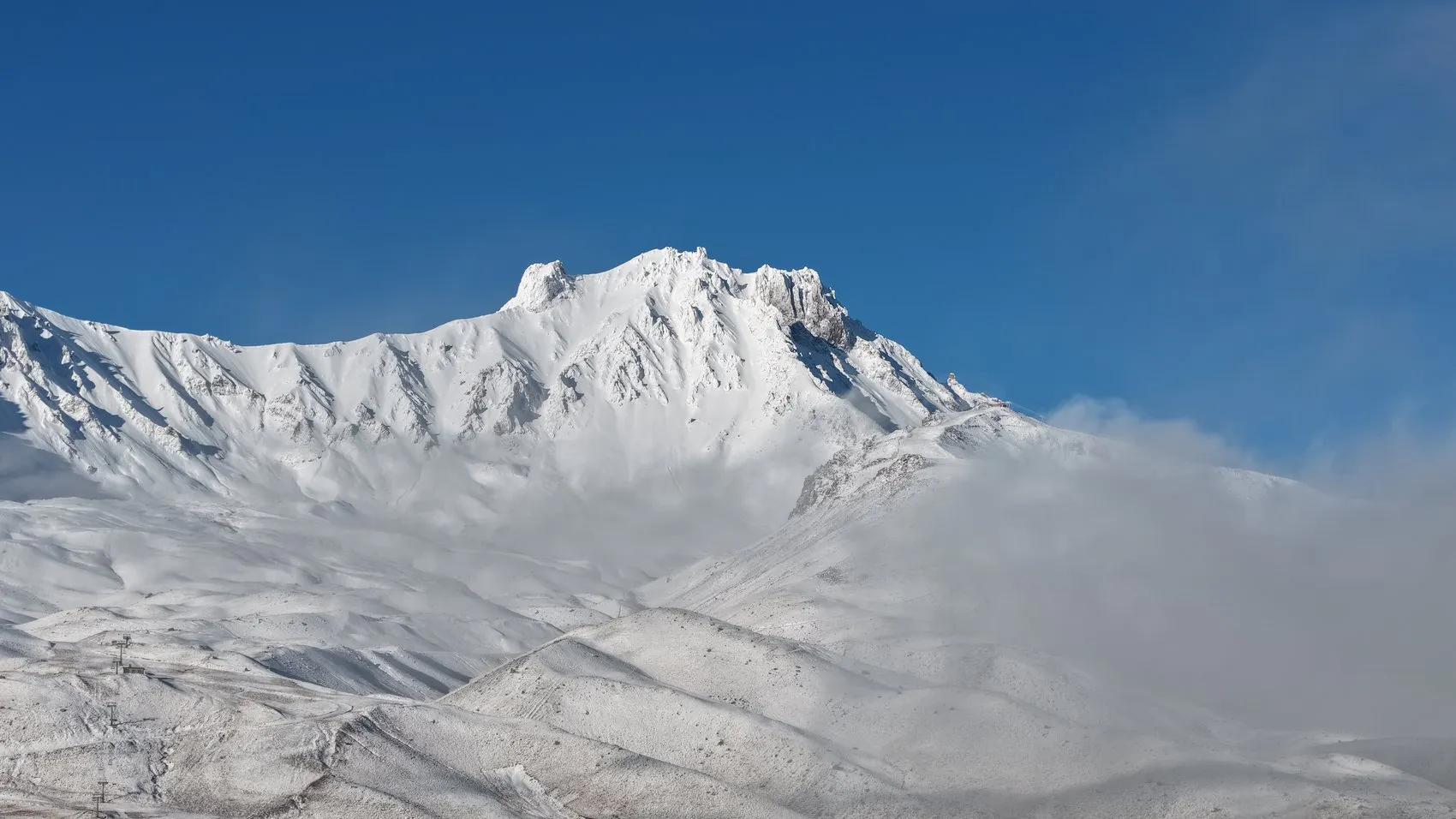 Kayseri'nin dev zirvesine kışın ilk müjdesi düştü