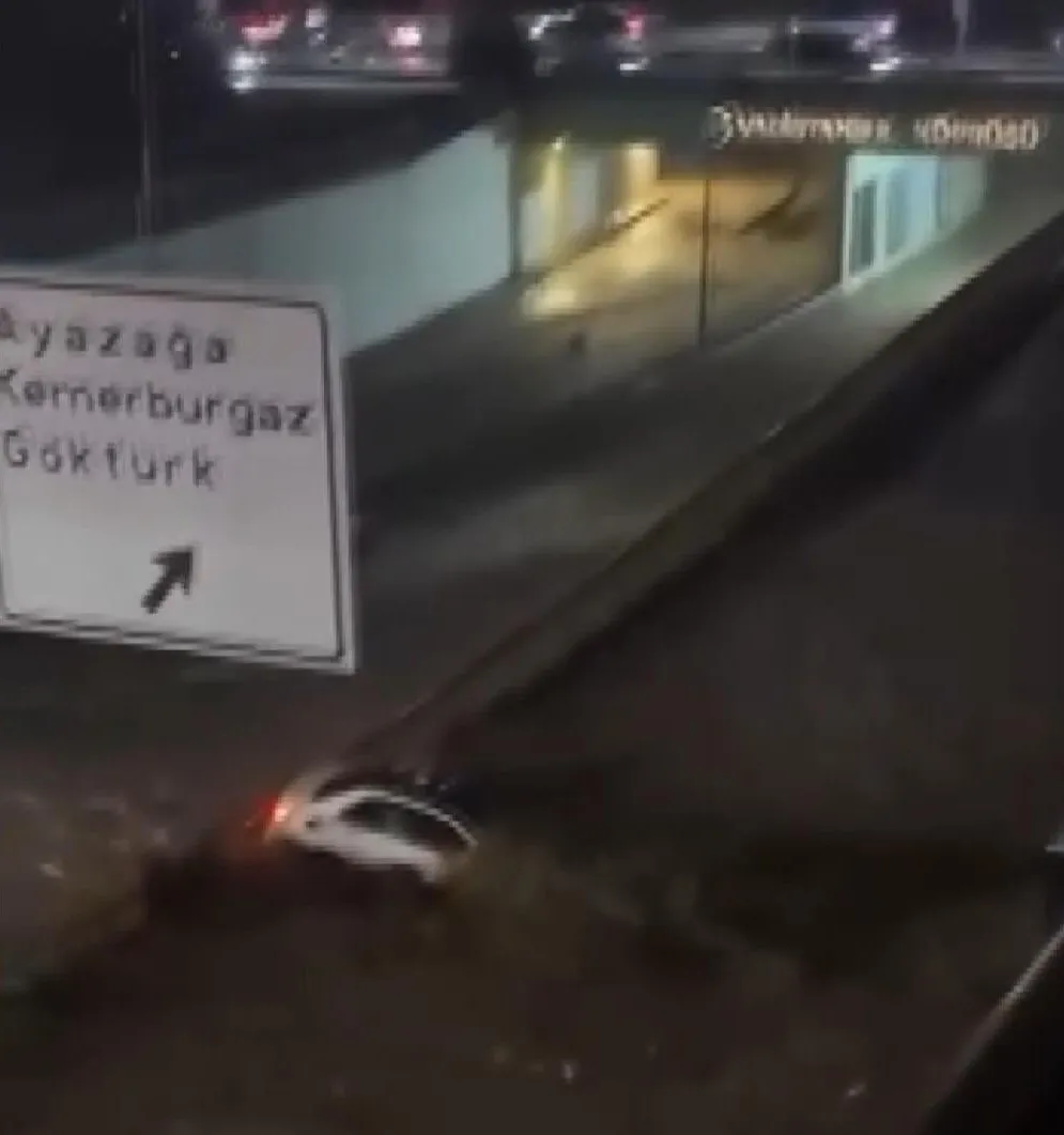 Sarıyer'de sel dehşeti: Otomobil akıntıya kapılıp bariyerlere çarptı