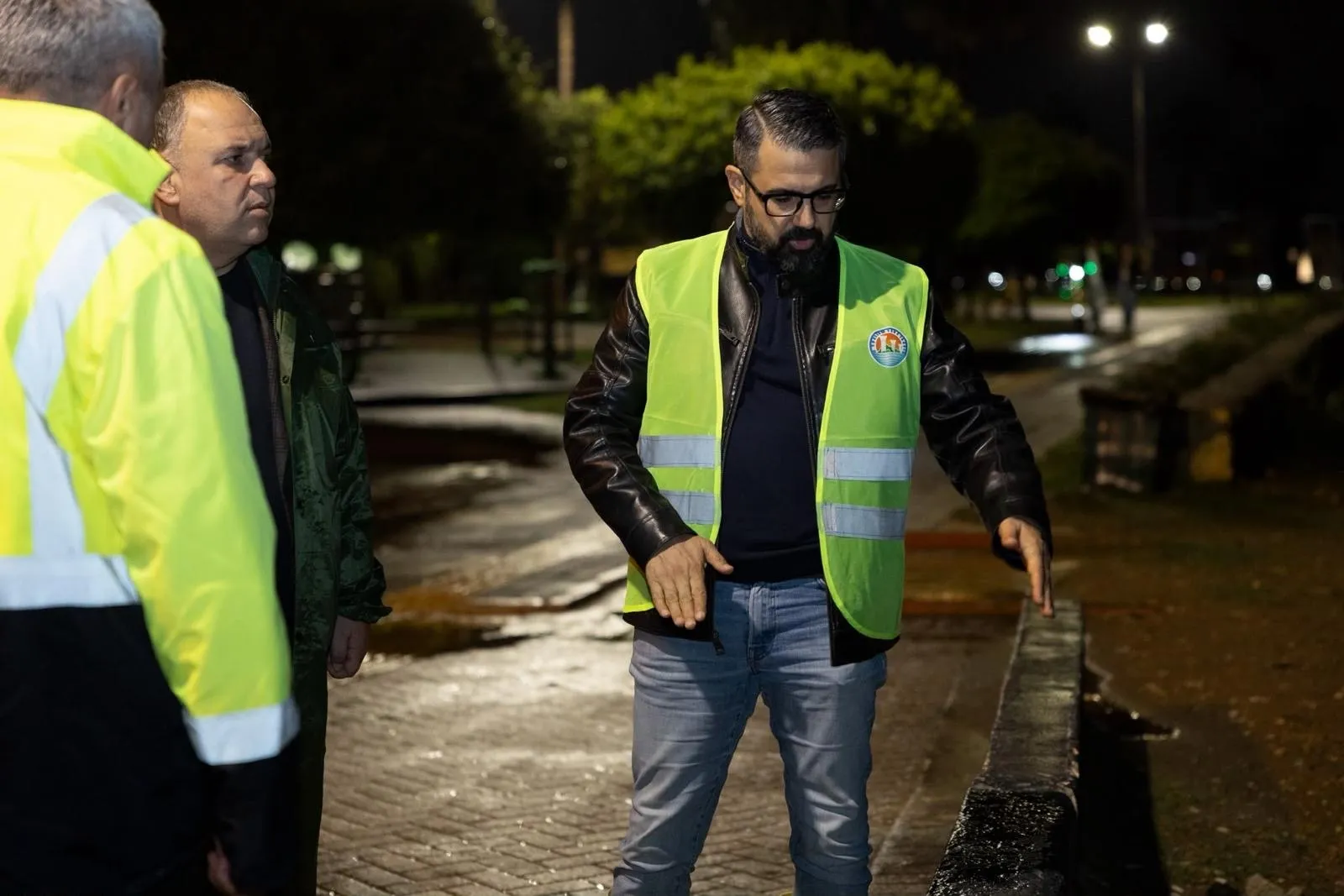 Mersin'de aniden bastıran sağanak hayatı felç etti: Belediye ekipleri teyakkuza geçti