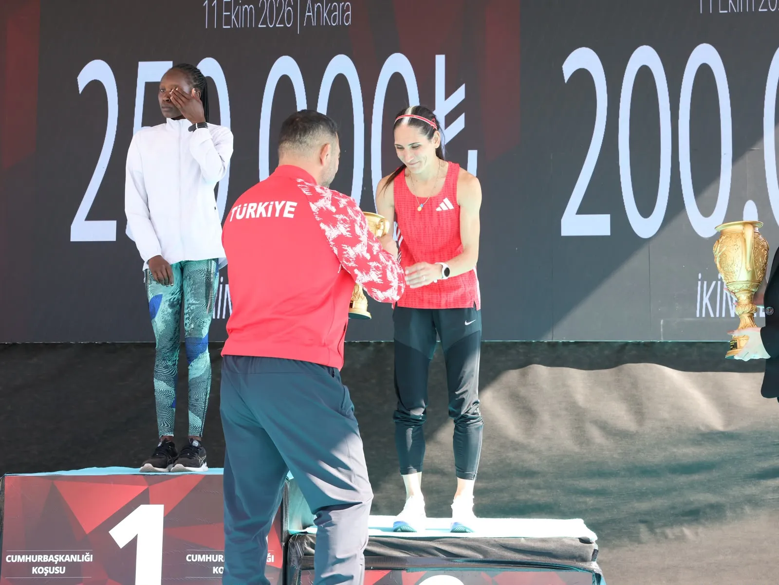 Ankara'da dev organizasyon: 4 bin sporcu başkent sokaklarını maraton alanına çevirdi