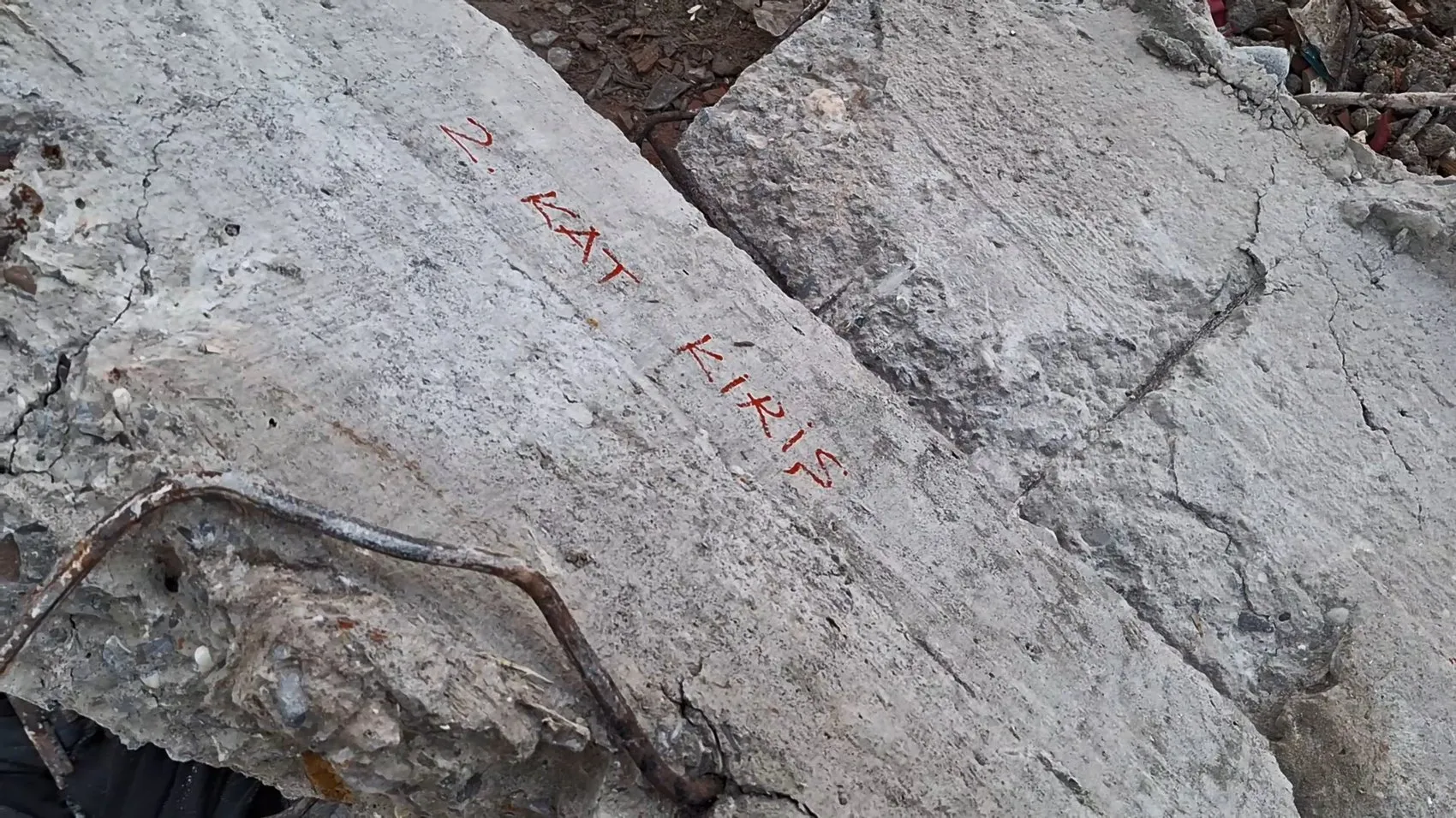 Maltepe'de 7 katlı binanın alt katları çöktü: 5 can kaybı, 55 kişi tahliye edildi