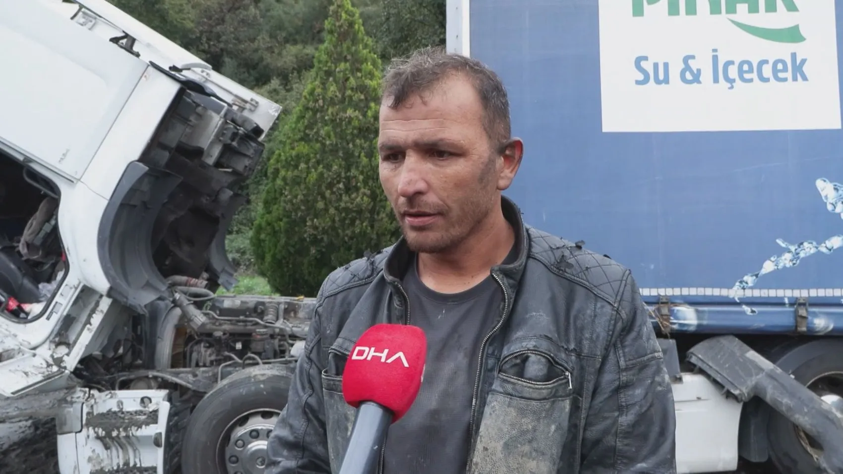 Ayazağa'da sel dehşeti: Bir kilometre sürüklenen araçtan camı kırarak kurtuldular