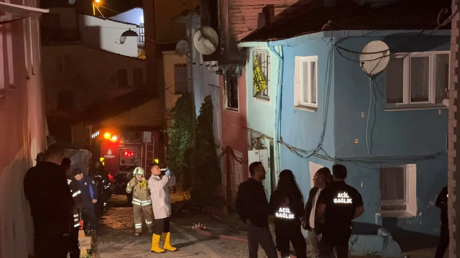 Fatih'te geceyi aydınlatan dehşet: İki katlı evde mahsur kalan kişi kurtarılamadı
