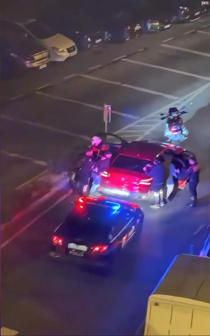 Beşiktaş’ta gece yarısı havai fişekli eğlence polise takıldı: Kaçış planı kısa sürdü