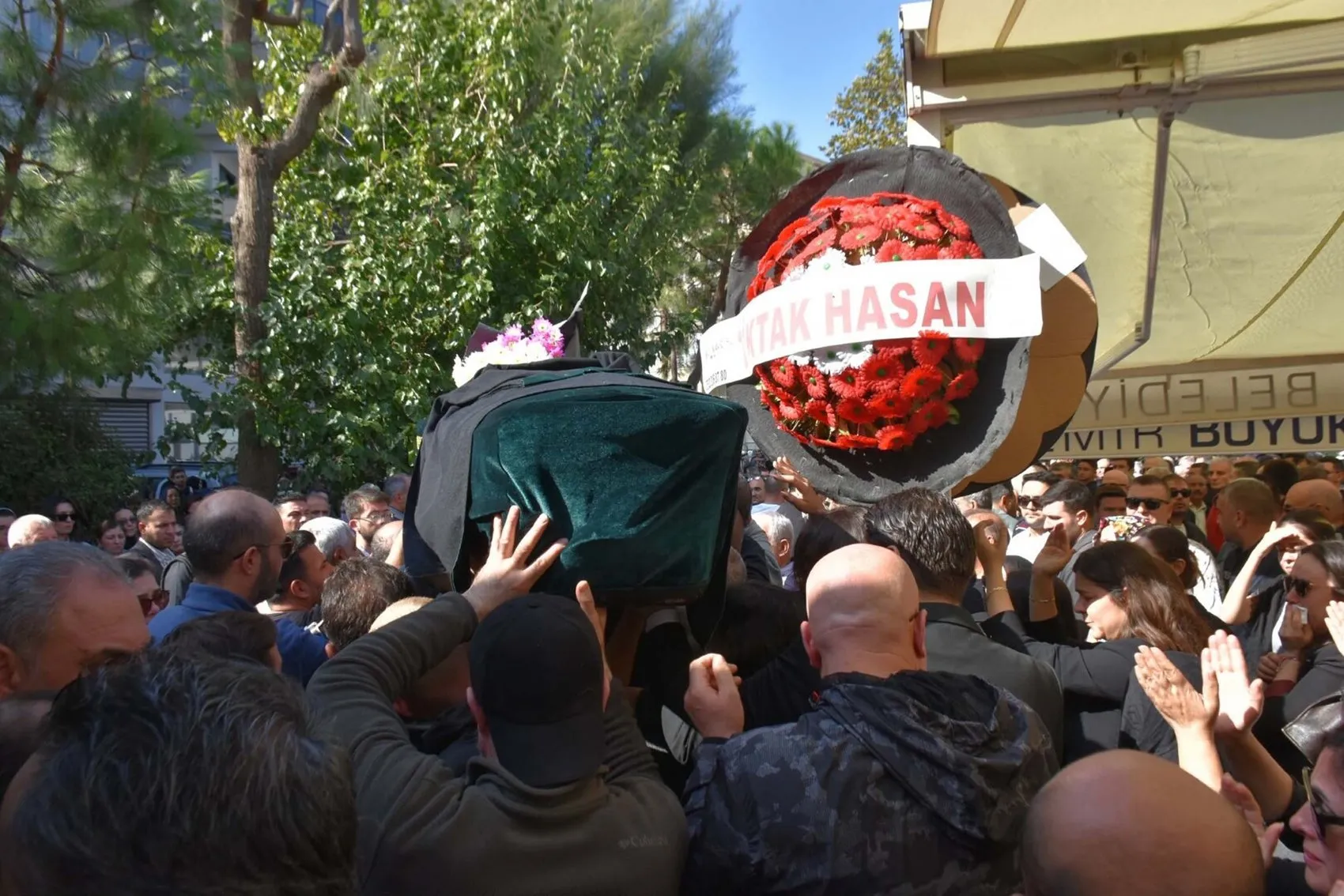 Genç avukatın hayalleri yarım kaldı: Tabutuna giyemediği cübbesi serildi
