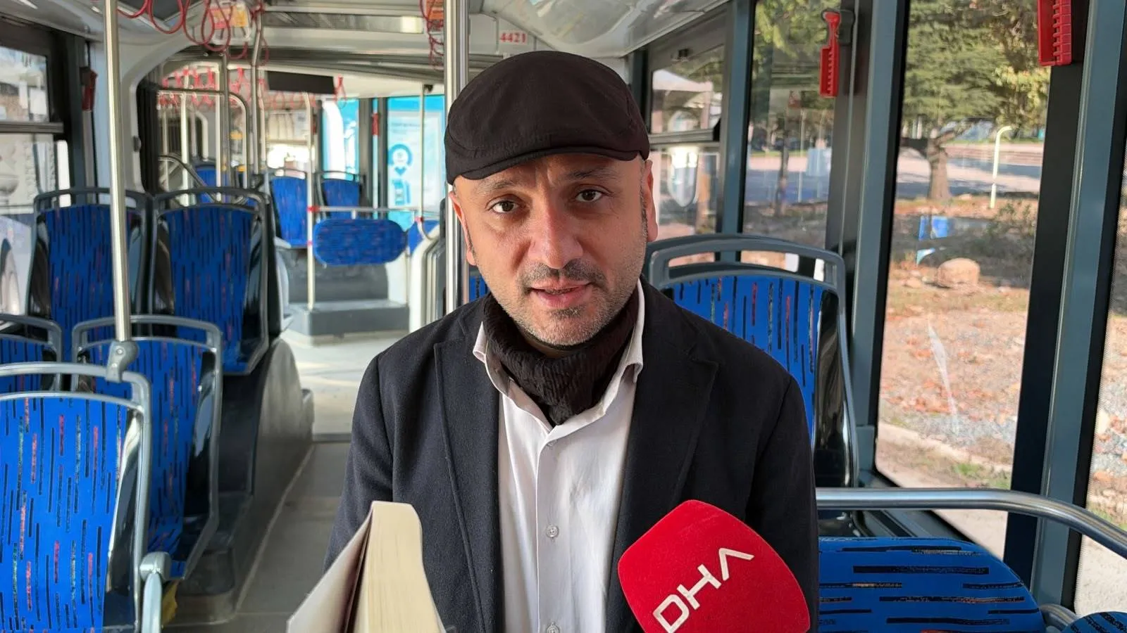Malatya'da sıra dışı imza günü: Polisiye romanını trambüs yolculuklarında yazdı