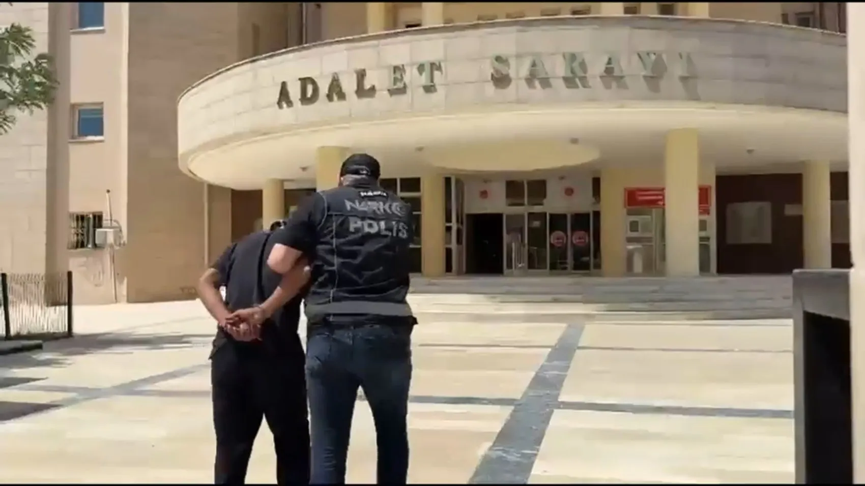 Kazağın içine gizlenen zehirli sevkiyatı narkotik ekipleri yakaladı