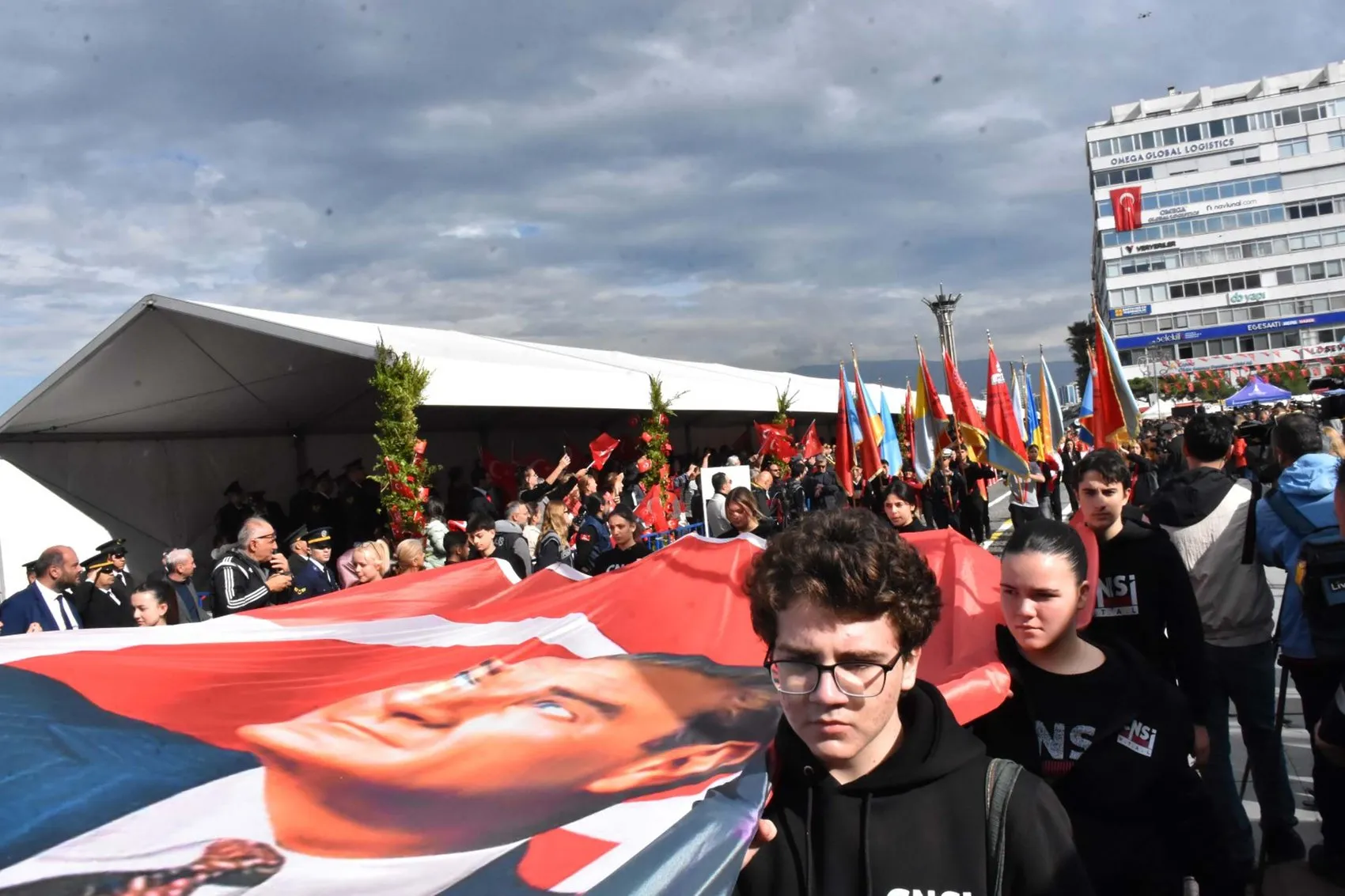 İzmir'de Cumhuriyet coşkusu: Meydanlar 103'üncü yılın gururuyla doldu taştı