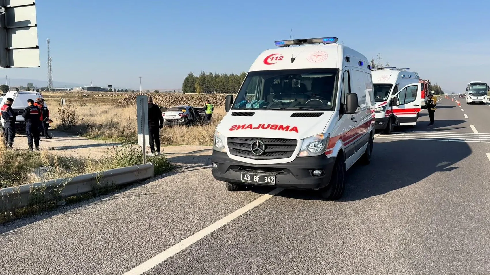 Kütahya yolunda dehşet anları: Takla atan araç tarlaya savruldu