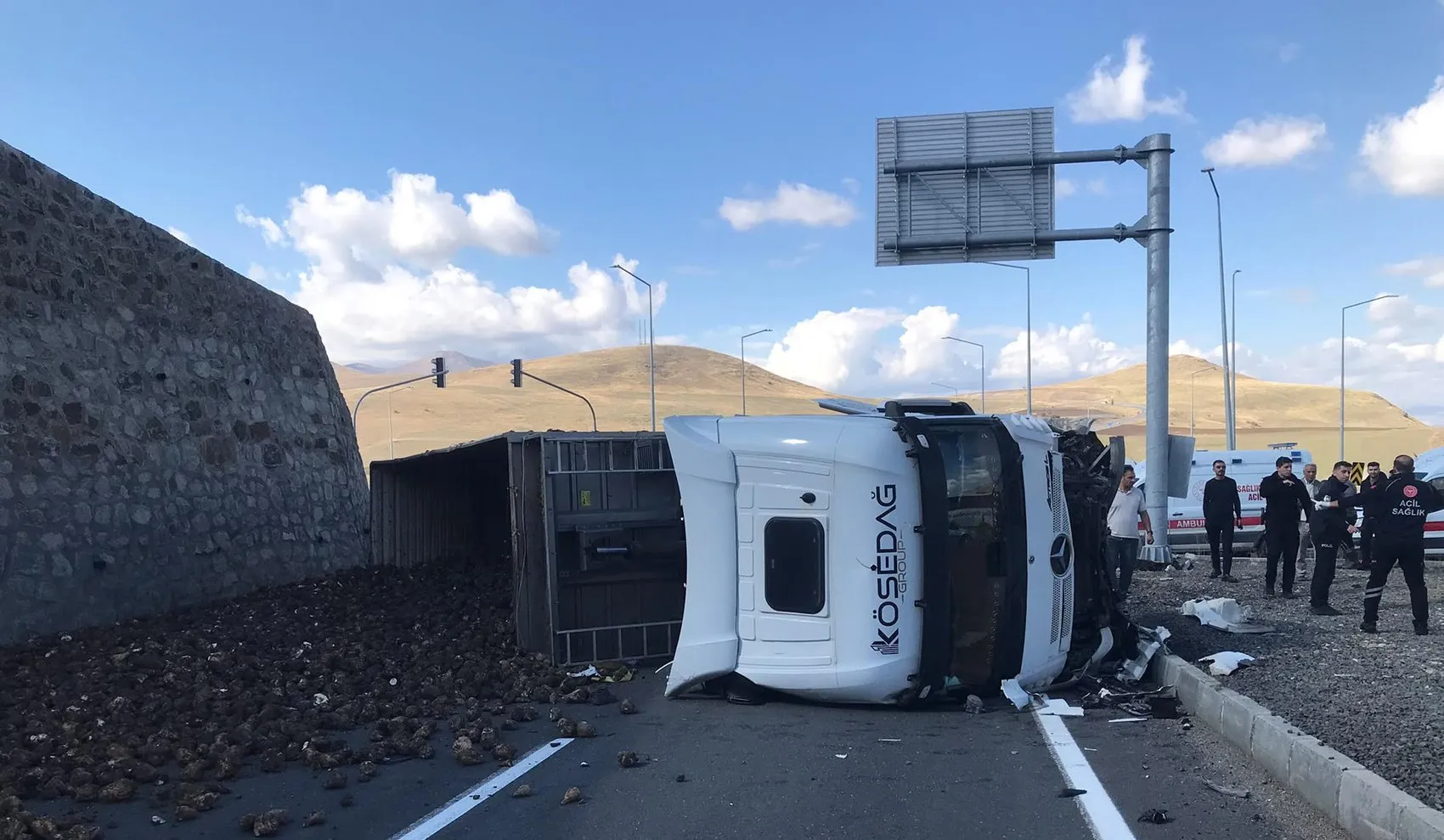 Ağrı'da yolun ortasına savrulan pancarlar acı gerçeği gizleyemedi: 4 can gitti