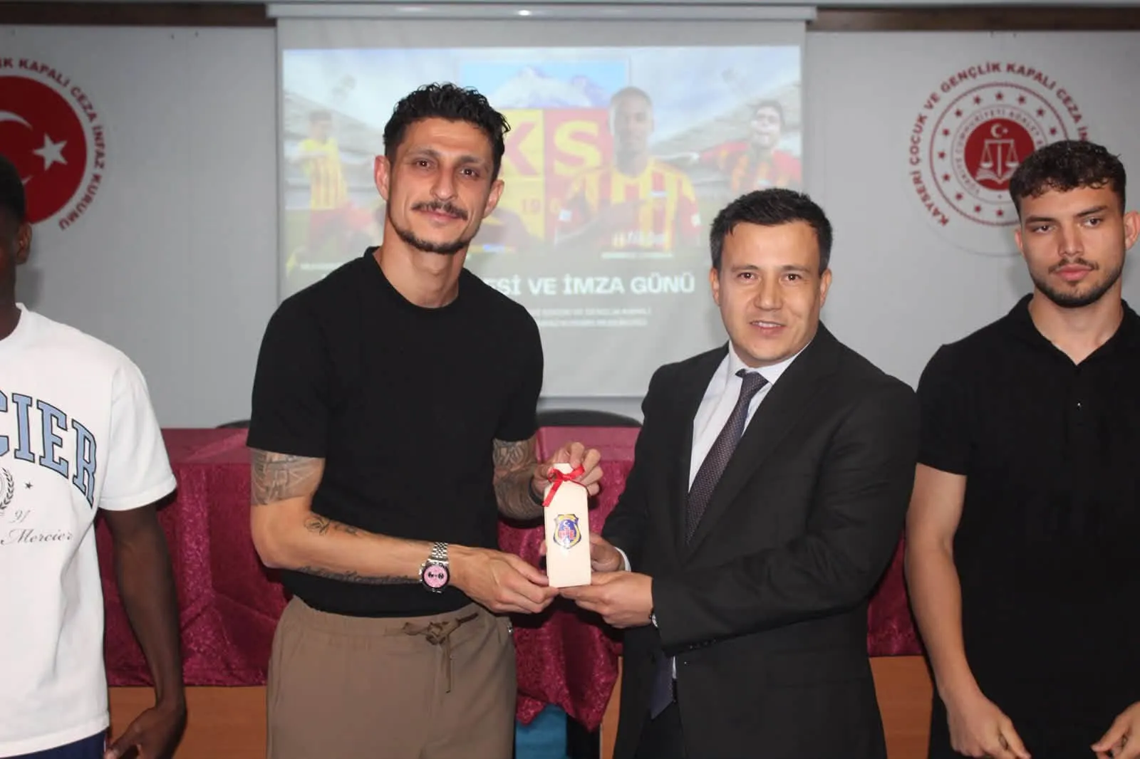 Sahadaki liderlikten sosyal sorumluluğa: Kayserisporlu yıldızlar gençlerle buluştu