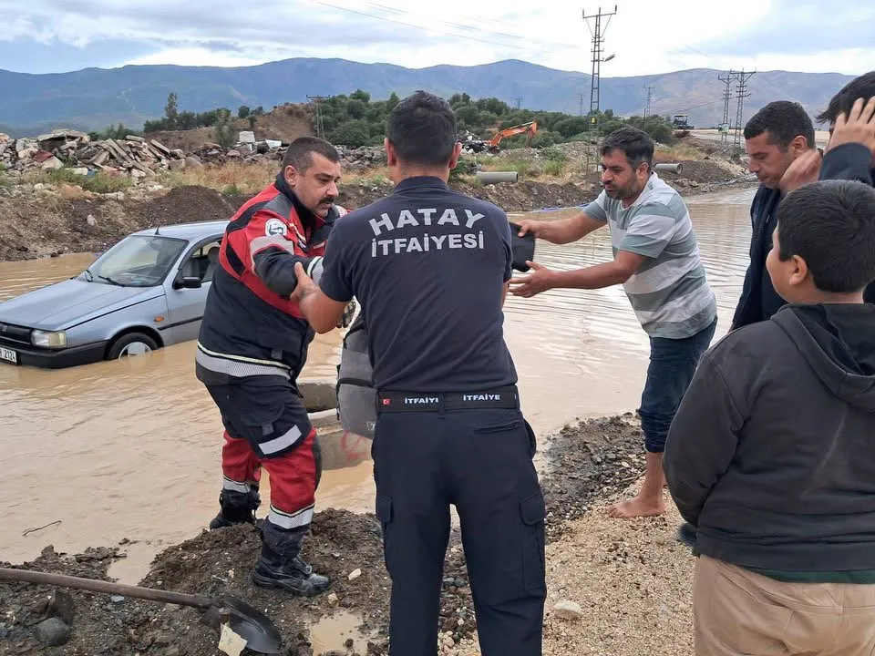 Karlısu'da korku dolu anlar: Sulara gömülen araçtaki öğrencilerin imdadına itfaiye yetişti