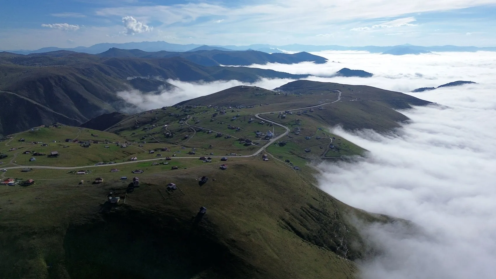 Karadeniz'in zirvesinde masalsı anlar: Sis bulutu yaylayı yuttu