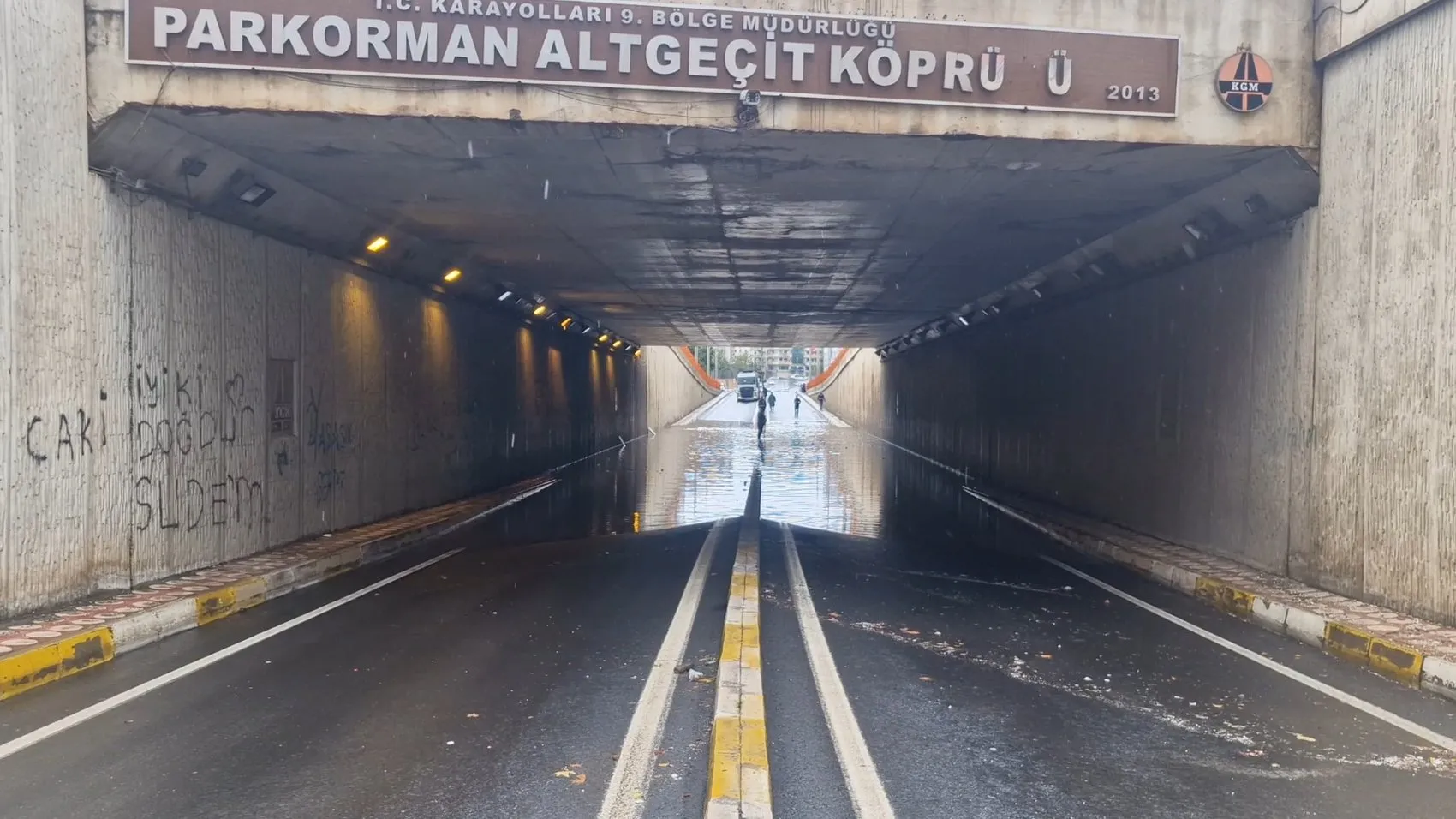Diyarbakır'da sağanak kabusu: Köprüler yıkıldı, yollar çöktü