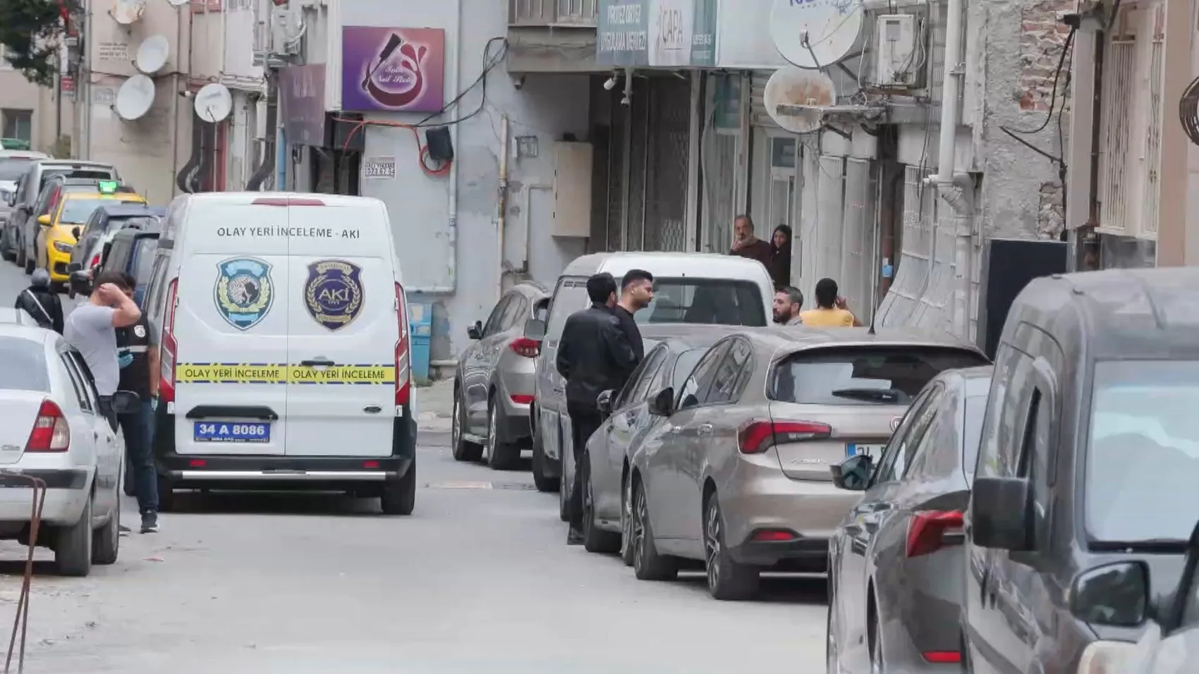 Haciz memurlarıyla karşı karşıya gelen kiracı dehşet saçtı: Silahına sarılıp kendini eve kapattı
