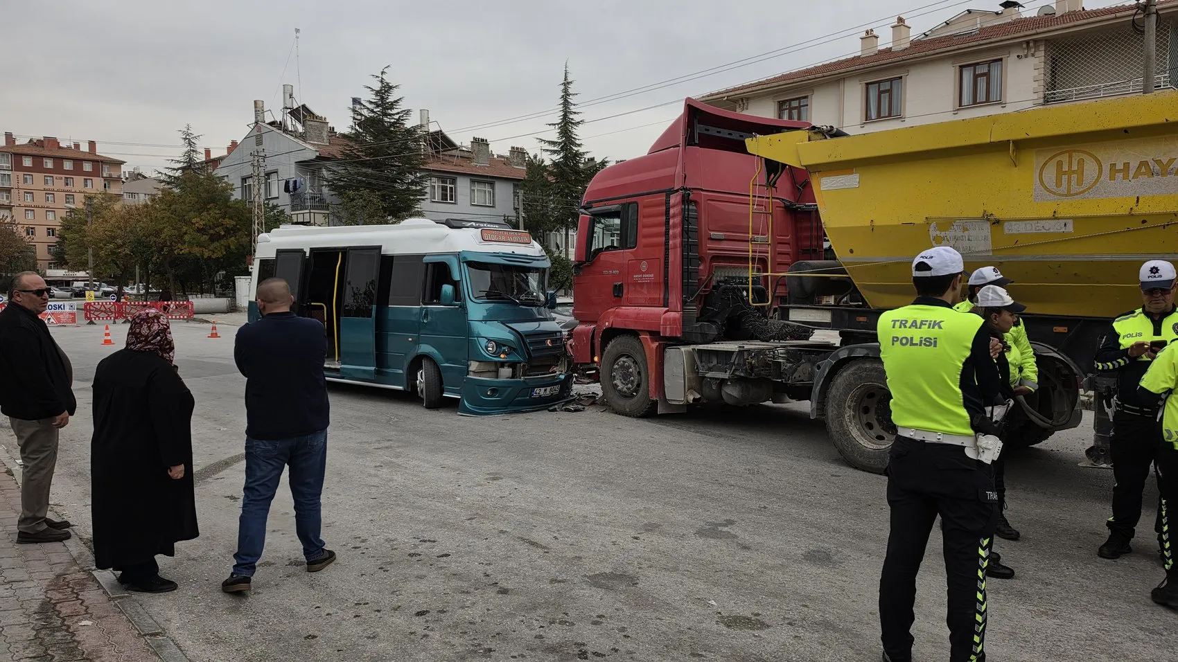 Selçuklu'da dehşet anları: Minibüs ve kamyon çarpışması kamerada