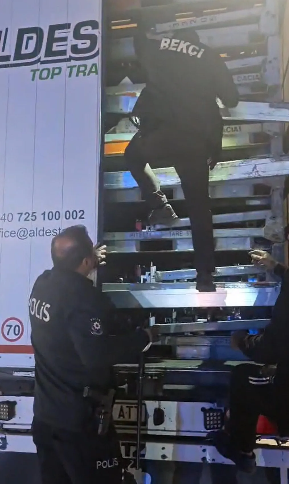 Gece yarısı operasyonu: Romanya plakalı TIR'da gizli yolcular bulundu