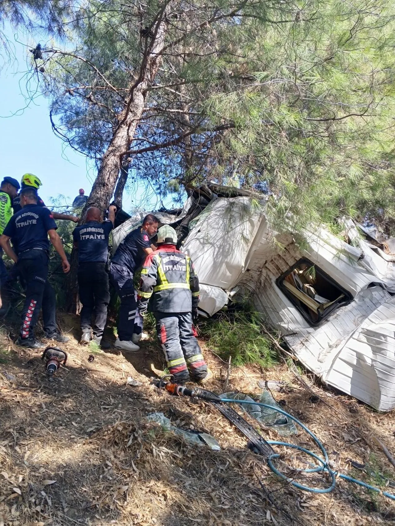 Aydın'da korkunç kaza: Bariyerleri aşan araçlar uçuruma sürüklendi