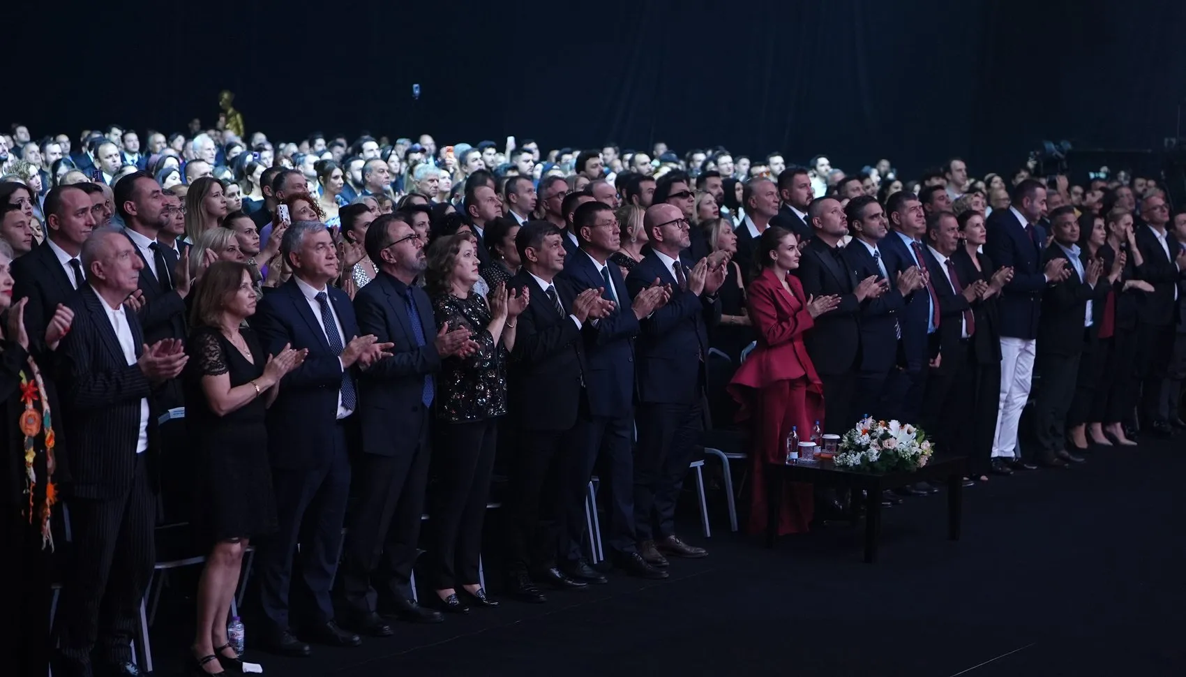 Altın Portakal'da duygusal anlar: Menderes Samancılar ödülünü özgür basına adadı