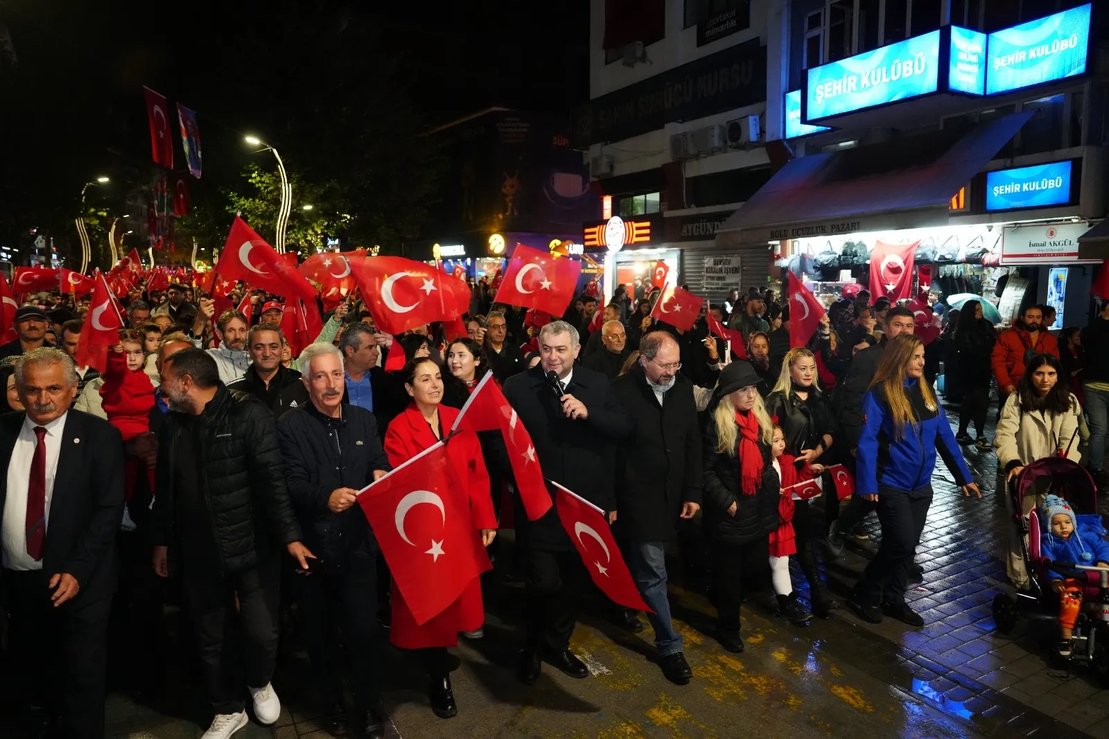 Bolu sokaklarında Cumhuriyet ışığı: Binlerce kişi tek yürek oldu
