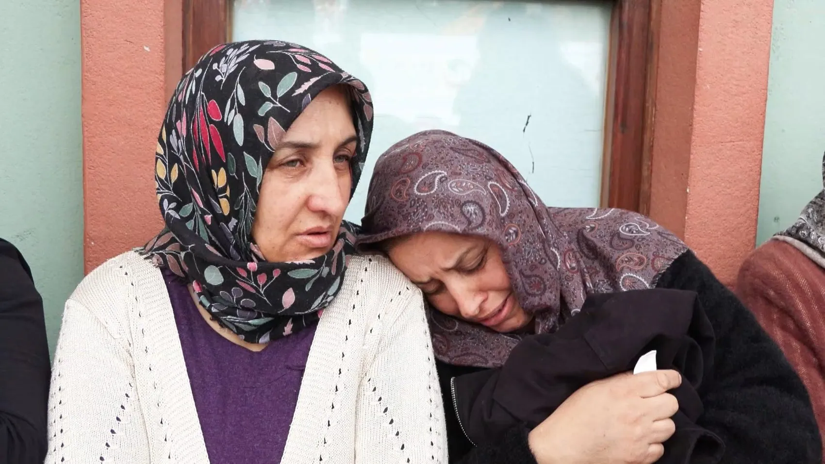 İşten atılma korkusuyla ölüme gönderildiler: Çocukluk arkadaşları yağmurda tabela montajına zorlandı