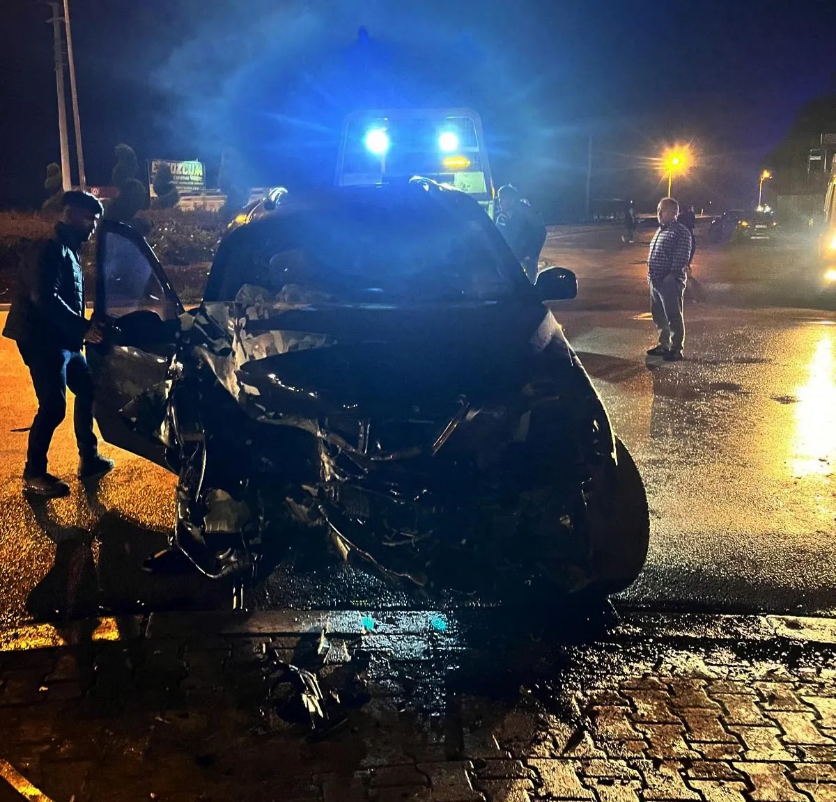 Ereğli'de akşam saatlerinde korkutan kaza: Cip duvara çarptı