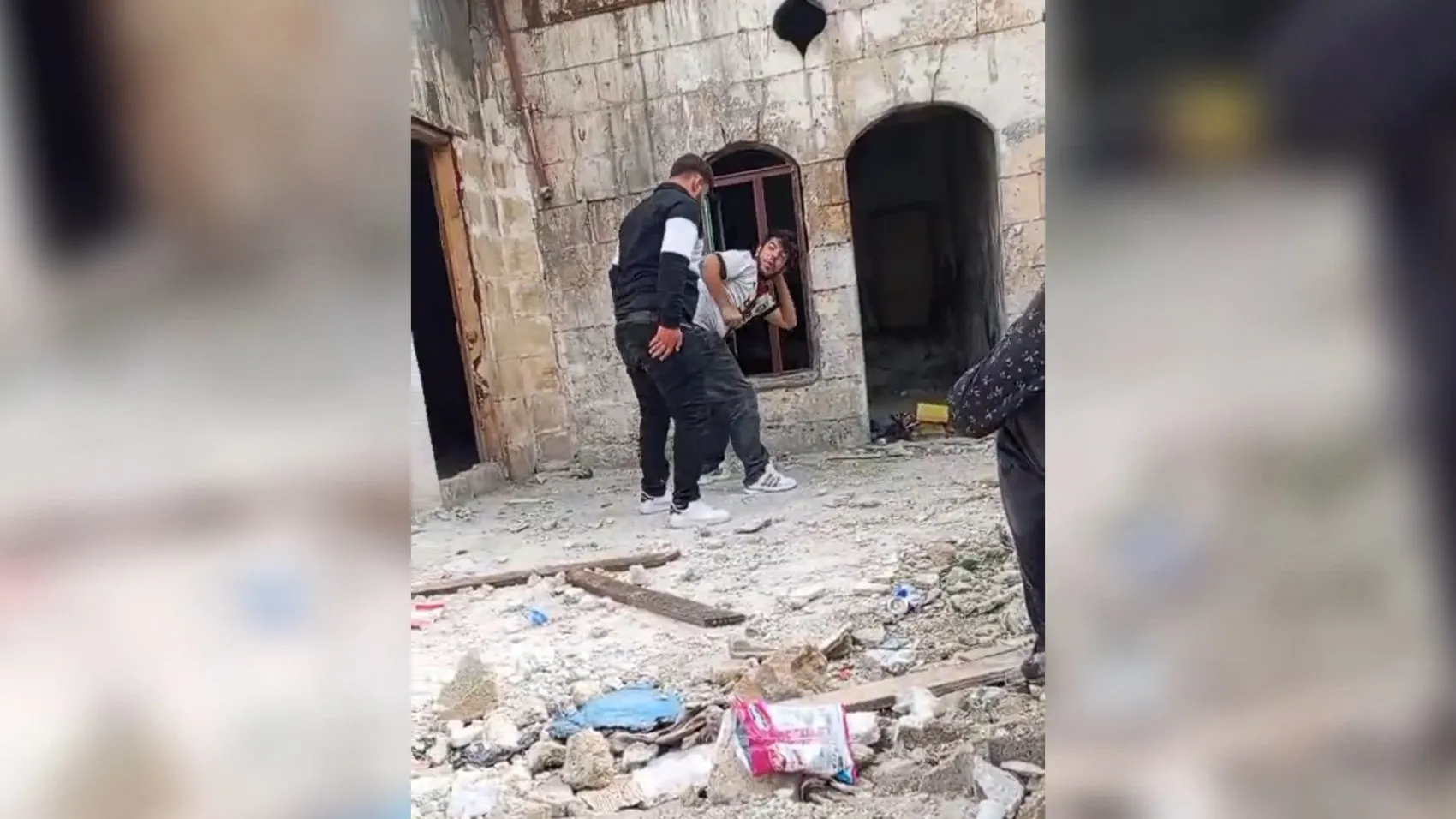 Şanlıurfa'da dehşet anları: Metruk binada dört kişiyi dakikalarca darp etti