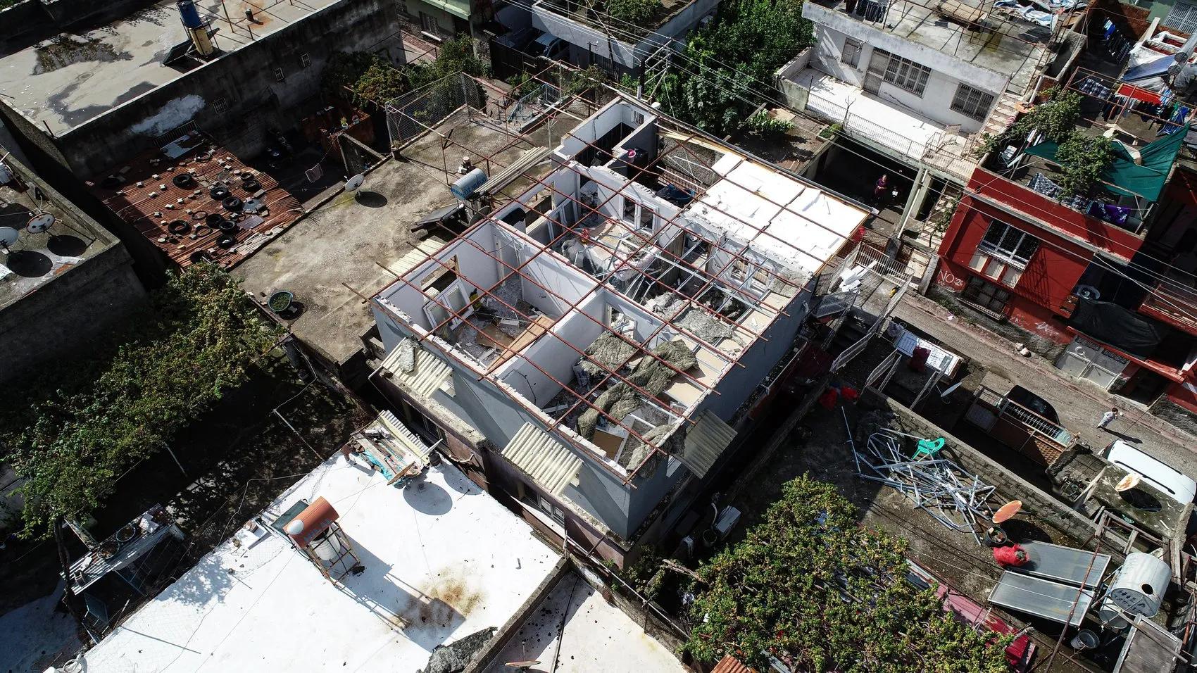 Adana'da dehşet anları: Çatı uçtu, ev sakinleri deprem sanıp paniğe kapıldı