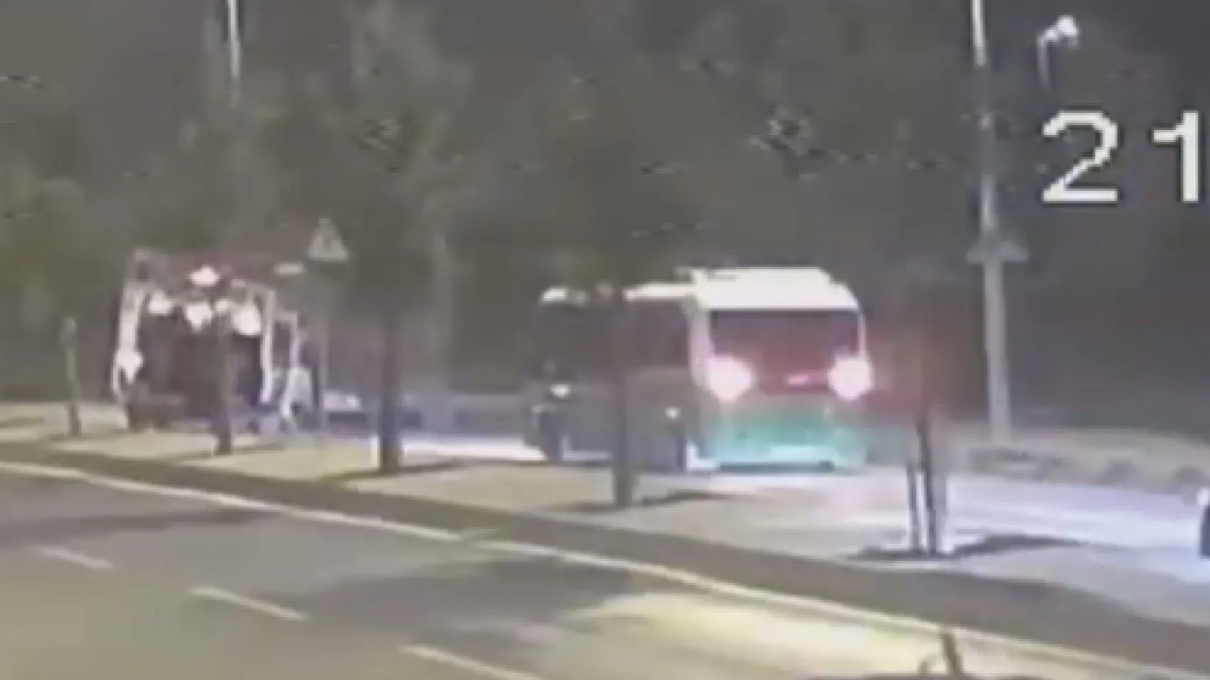 Arnavutköy'de dehşet anları: Servis minibüsünün kamyona çarptığı kaza kamerada
