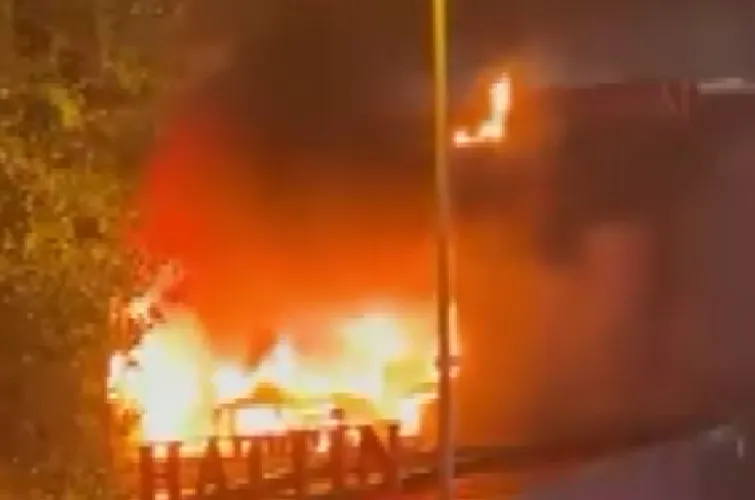 Esenyurt'ta restoran yangını: Alevlere müdahale eden çalışan hastanelik oldu