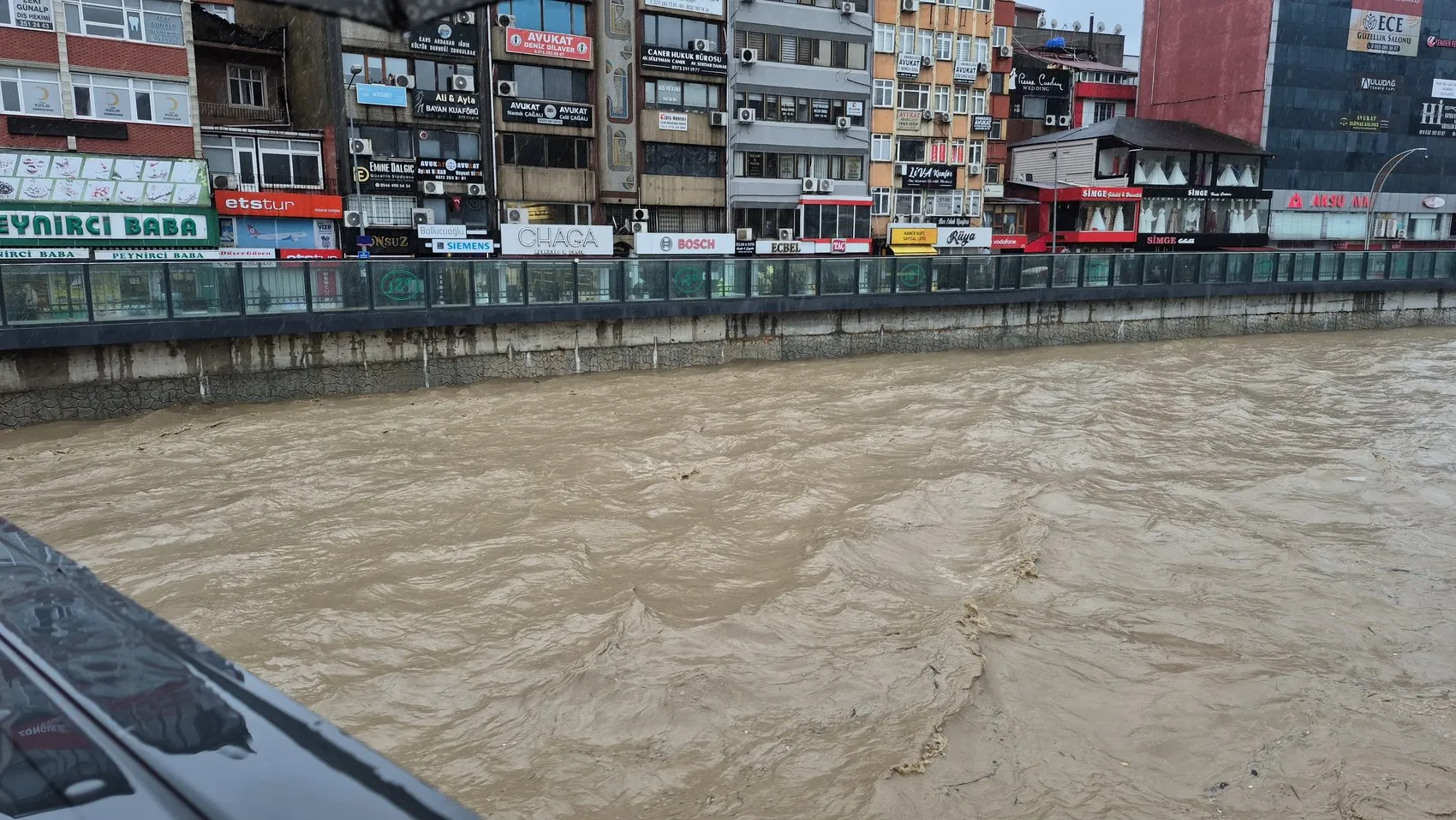 Zonguldak'ta kabus dolu gece: Dereler taştı, duvarlar yıkıldı