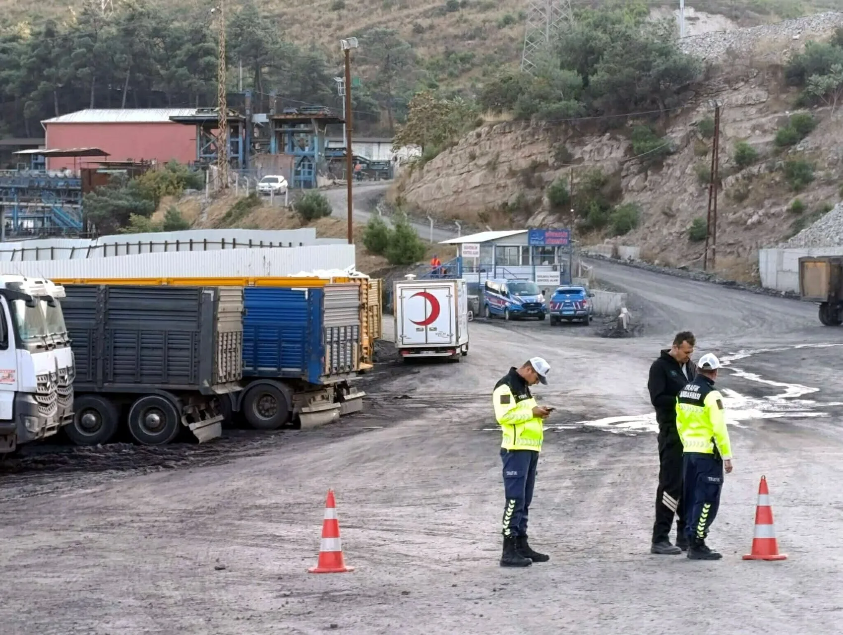 Soma'da yürekleri ağza getiren göçük: Bir acı haber, dört işçi için umutlu bekleyiş sürüyor