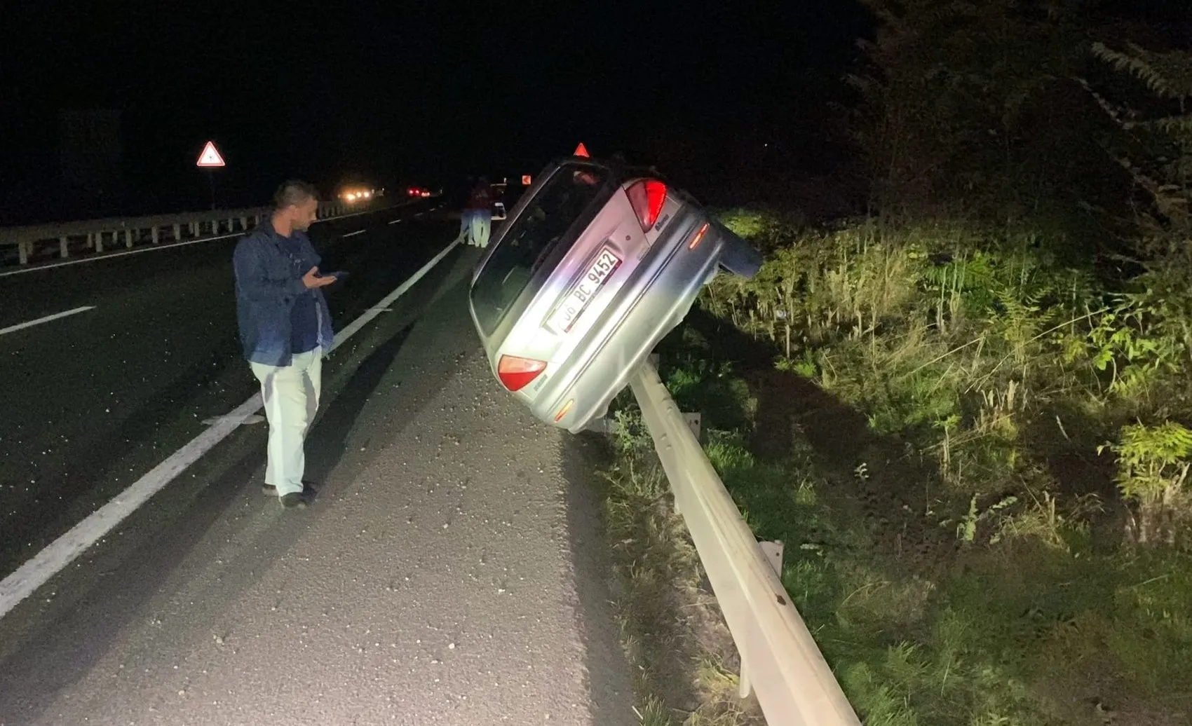 İnegöl girişinde korkutan kaza: Otomobil bariyerlere tırmandı