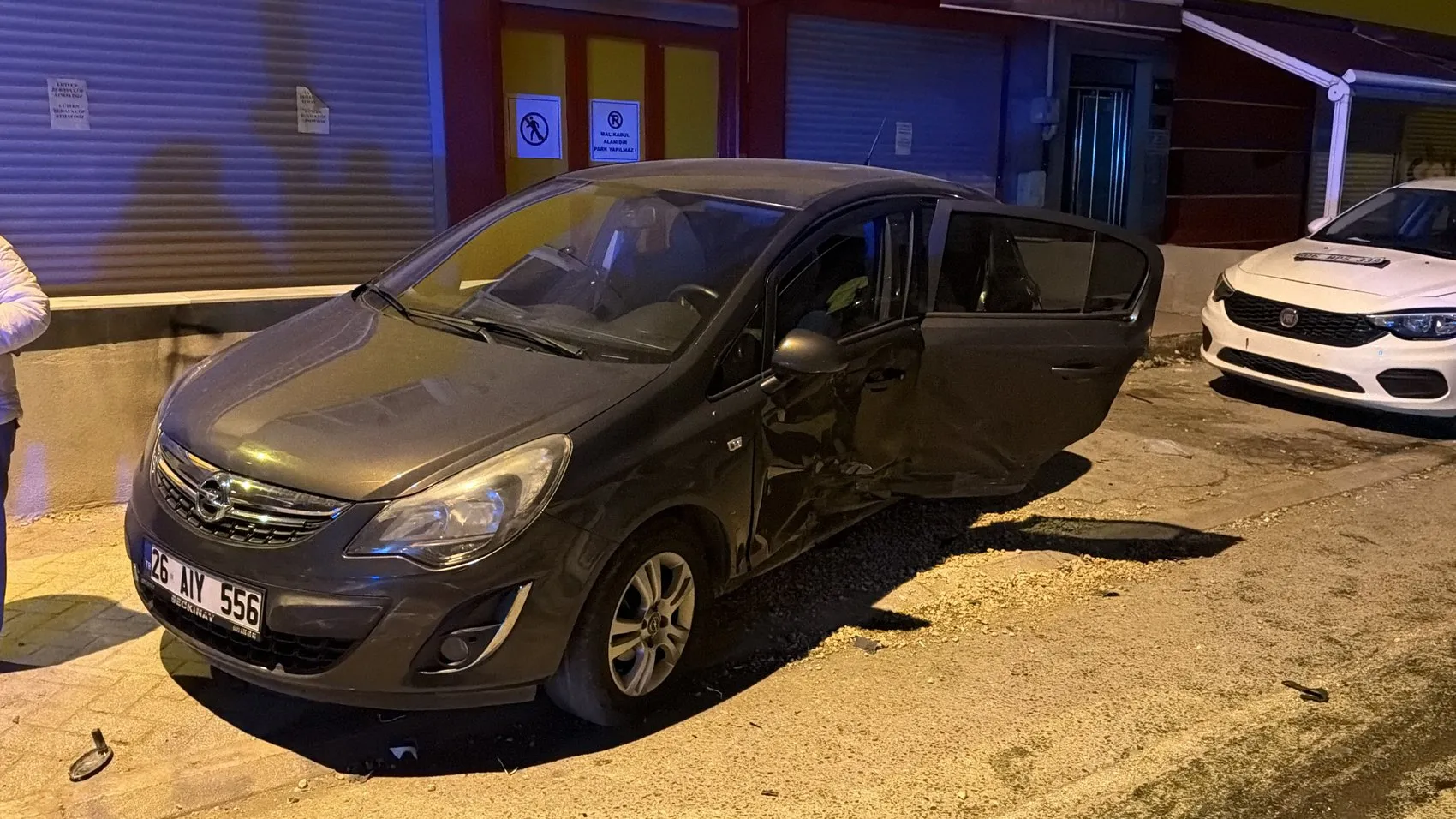 Eskişehir'de dehşet anları: Kavşakta çarpışan araçlar kaldırıma daldı