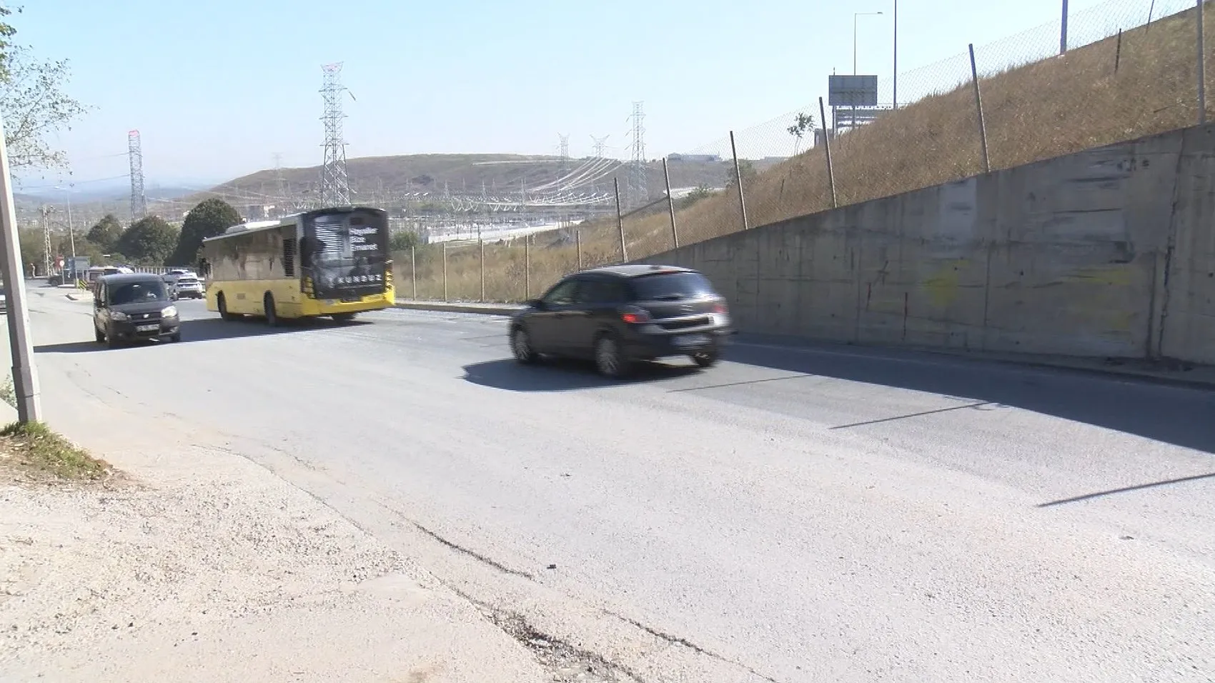 Sultangazi'de dehşet anları: Yokuş aşağı kontrolden çıkan İETT otobüsü duvara çarptı