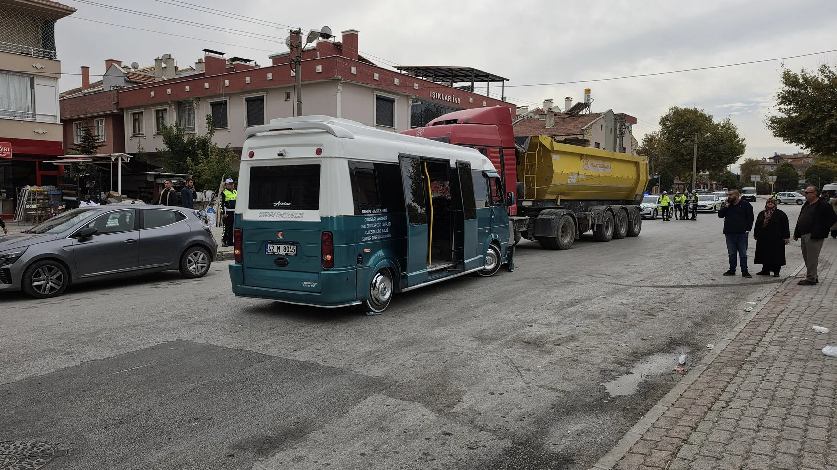 Selçuklu'da dehşet anları: Minibüs ve kamyon çarpışması kamerada