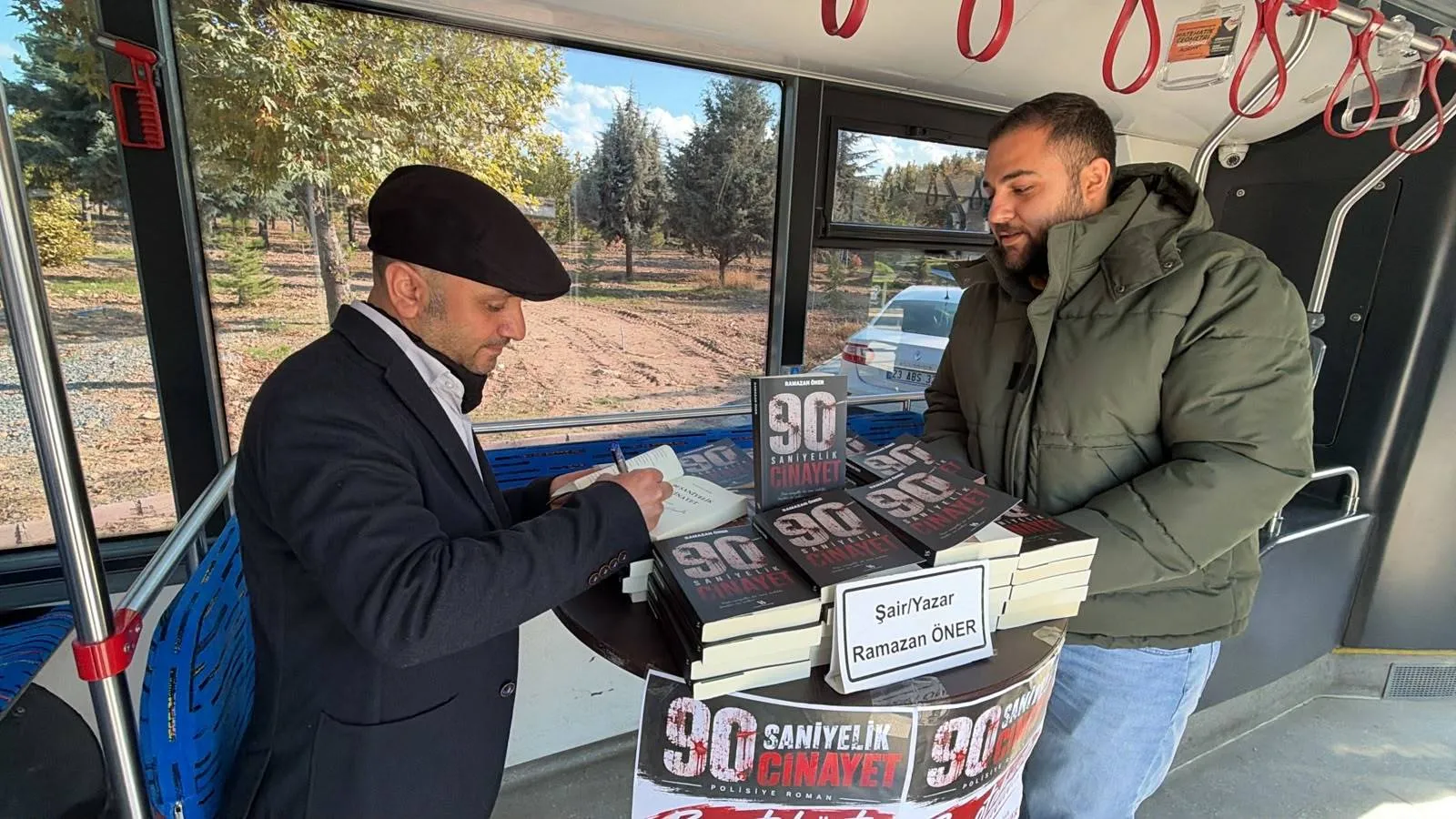 Malatya'da sıra dışı imza günü: Polisiye romanını trambüs yolculuklarında yazdı
