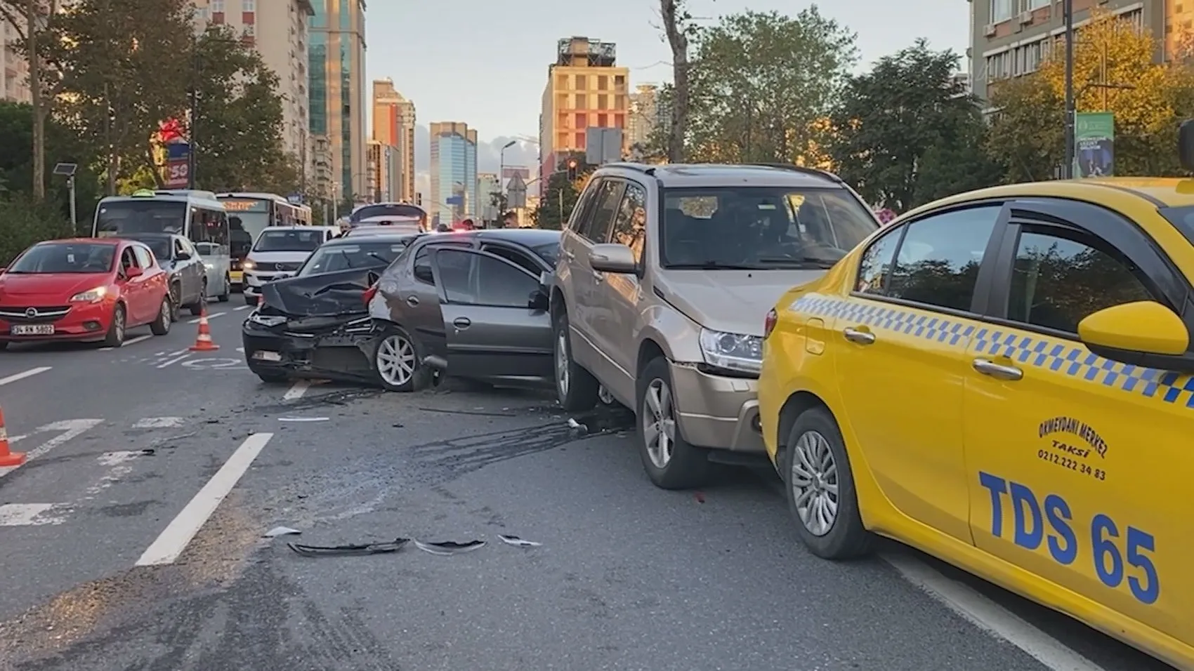 Barbaros Bulvarı'nda akşam trafiğini felç eden zincirleme kaza: 5 araç birbirine girdi