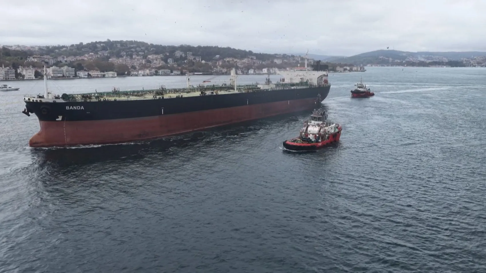 Sarıyer kıyılarında 5 gün süren bekleyiş sona erdi: Dev tanker Boğaz'dan geçti