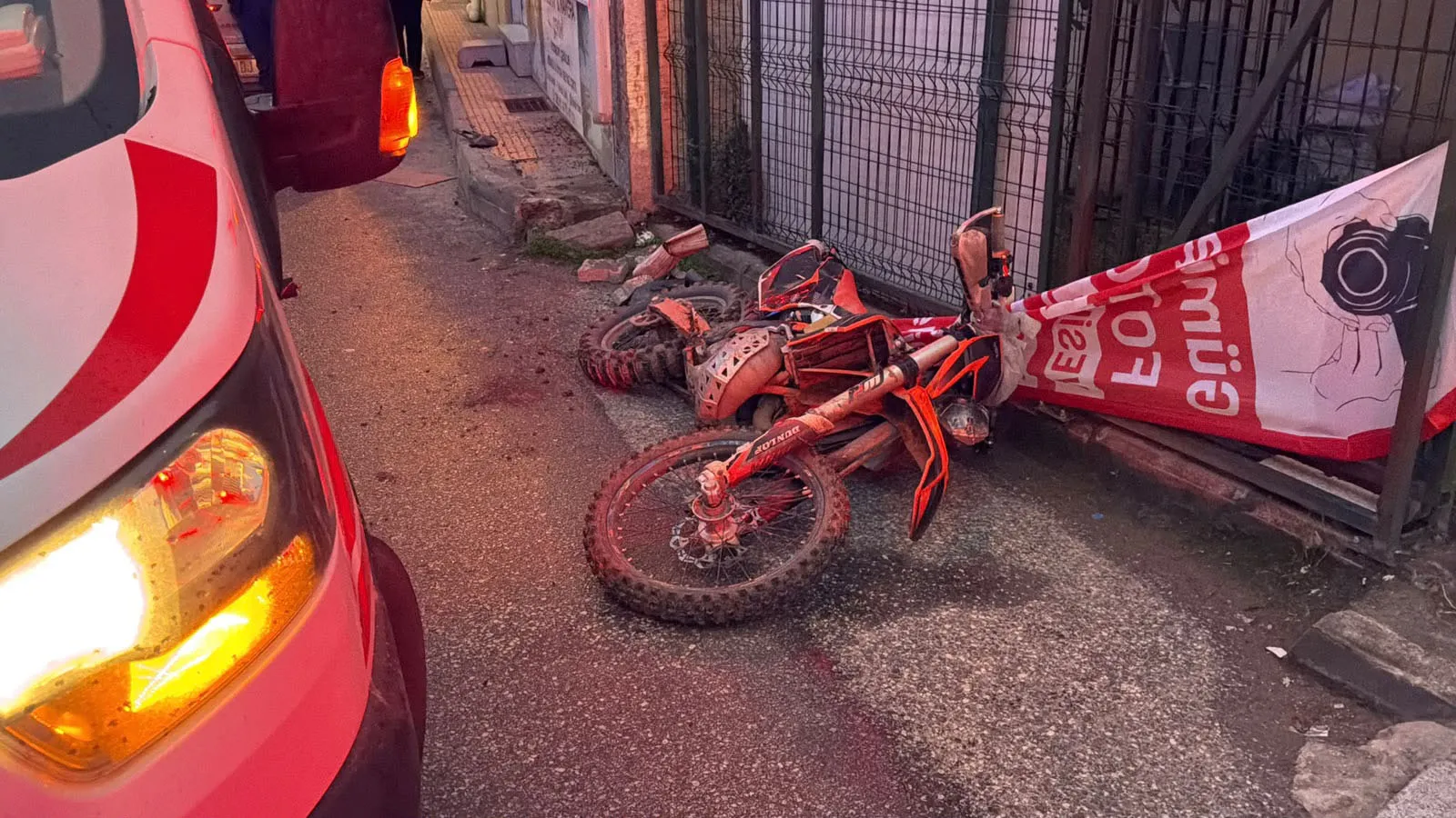 Polisten kaçarken servet değerinde ceza ile karşılaştı: Motosikletli sürücünün tehlikeli kovalamacası hastanede bitti