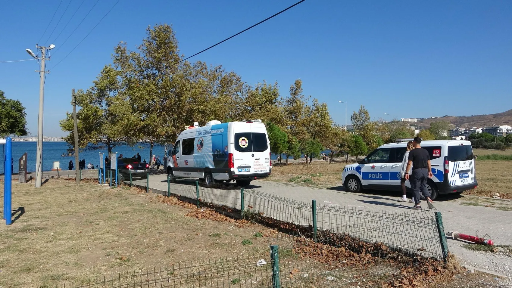 Sahil kenarında unutkanlık pahalıya patladı: Otomobil sulara gömüldü
