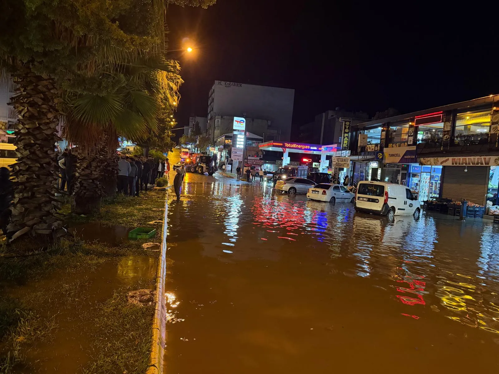 Adıyaman'da gökyüzü boşaldı: Şehir merkezi ve ilçelerde hayat felç oldu