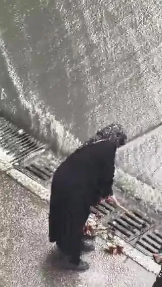 Sağanak yağışta örnek davranış: Bastonuyla mazgalları açtı