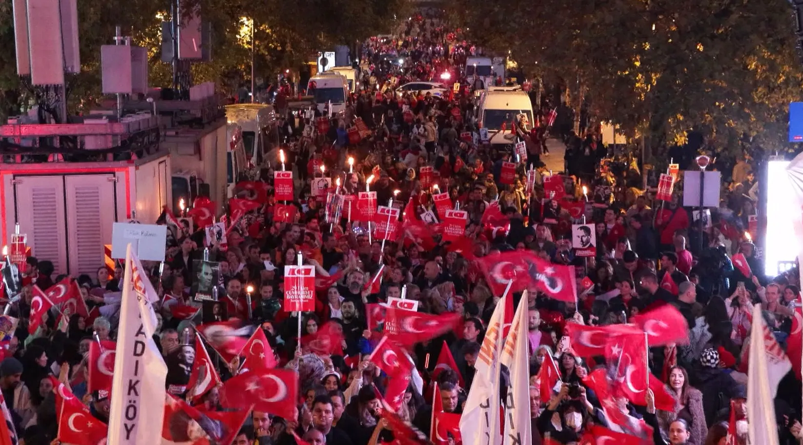 Bağdat Caddesi'nde Cumhuriyet coşkusu: 86 milyonun çatısı altında buluştular