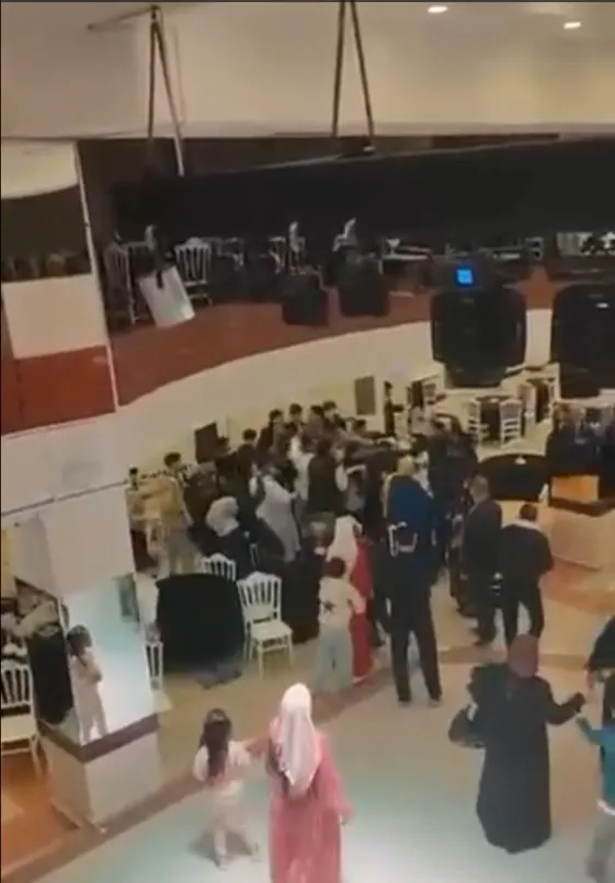 Düğün salonunda takı töreni kabusa döndü: Sandalyeler havada uçuştu
