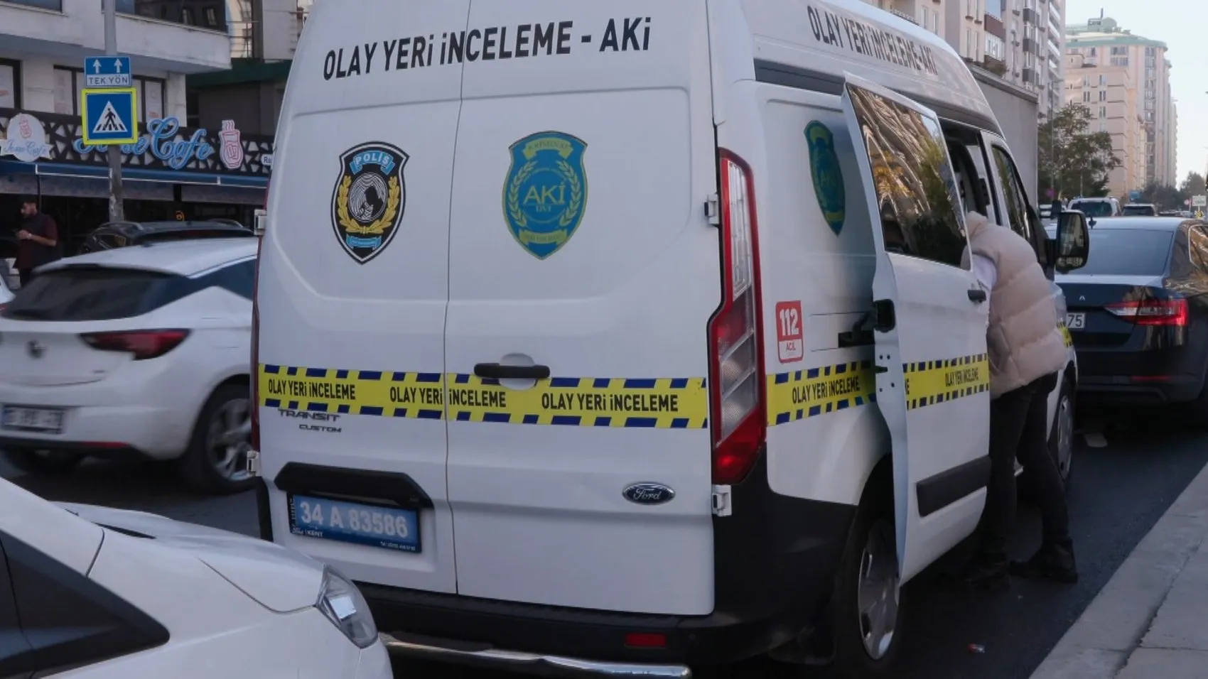Esenyurt'ta dehşet anları: Kuyumcuya kurşun yağdırdı, yoldan geçen sürücünün aracını gasp edip kaçtı