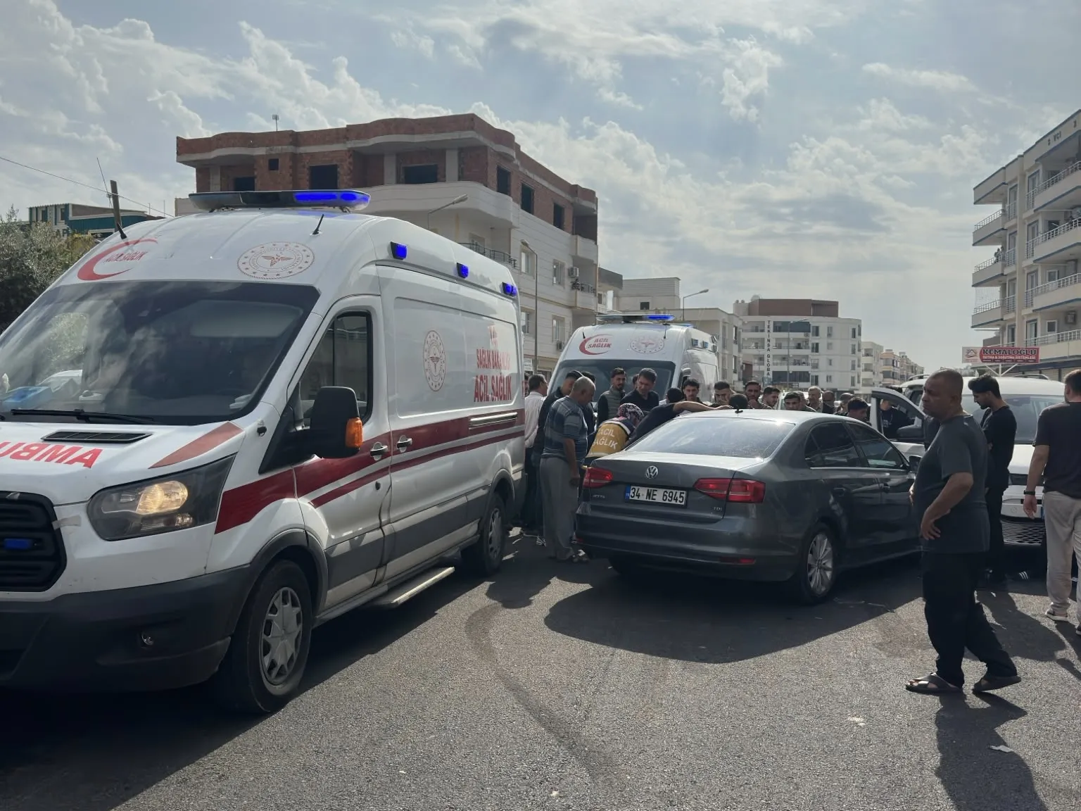 Nusaybin'de saniyelerle ölçülen dehşet: Araçtan indiği an otomobil çarptı