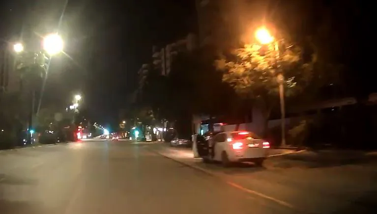 Trafikte selektör gerilimi: Önce küfür etti, sonra aracın önüne kırdı