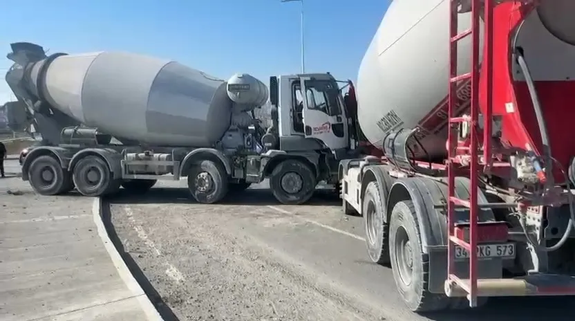 Avcılar'da beton mikserleri kafa kafaya çarpıştı: Aynı firmanın araçları birbirine girdi