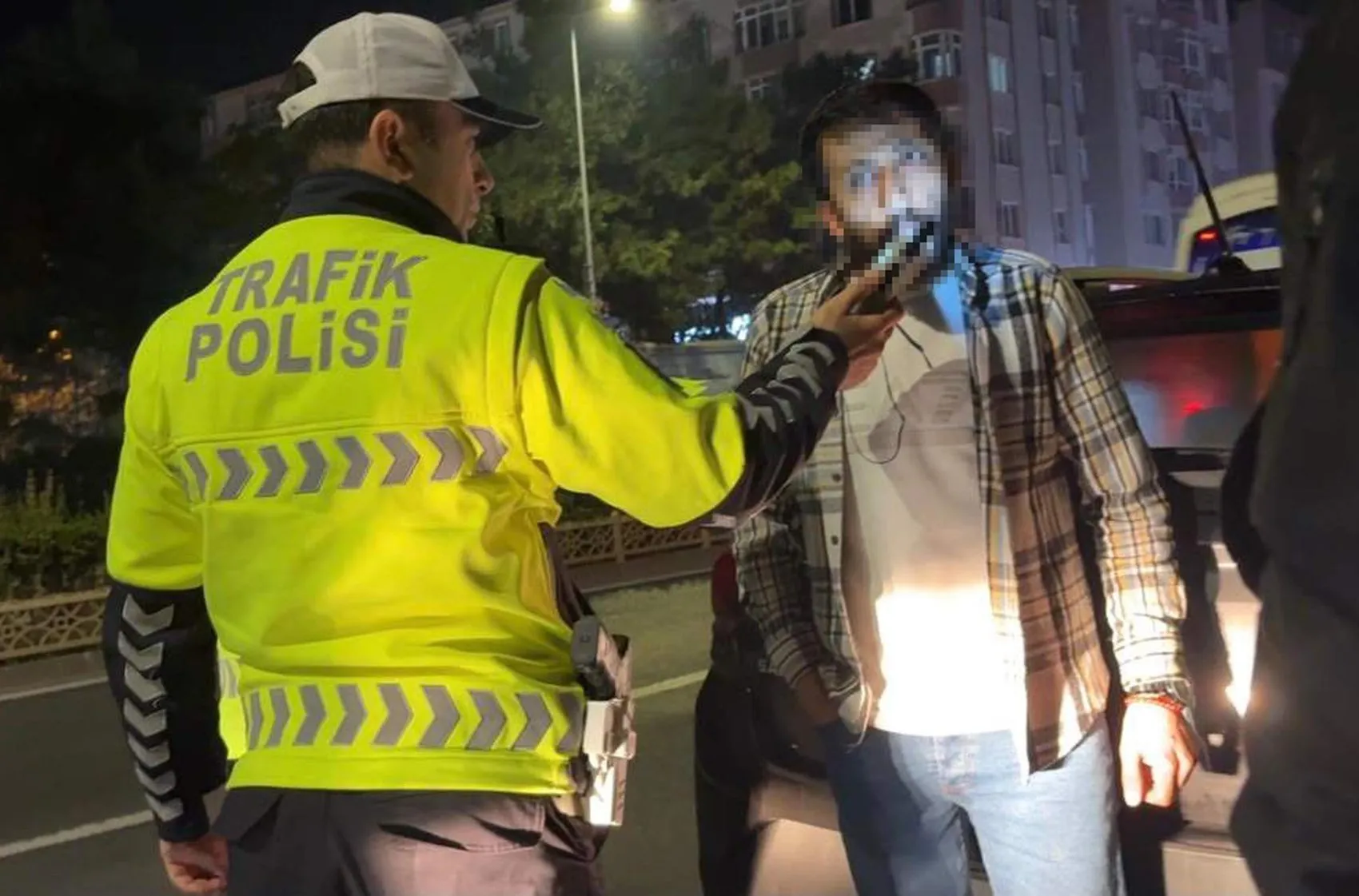 Polis durdurdu, önce kaçmaya çalıştı sonra okuma yazma bilmediğini iddia etti